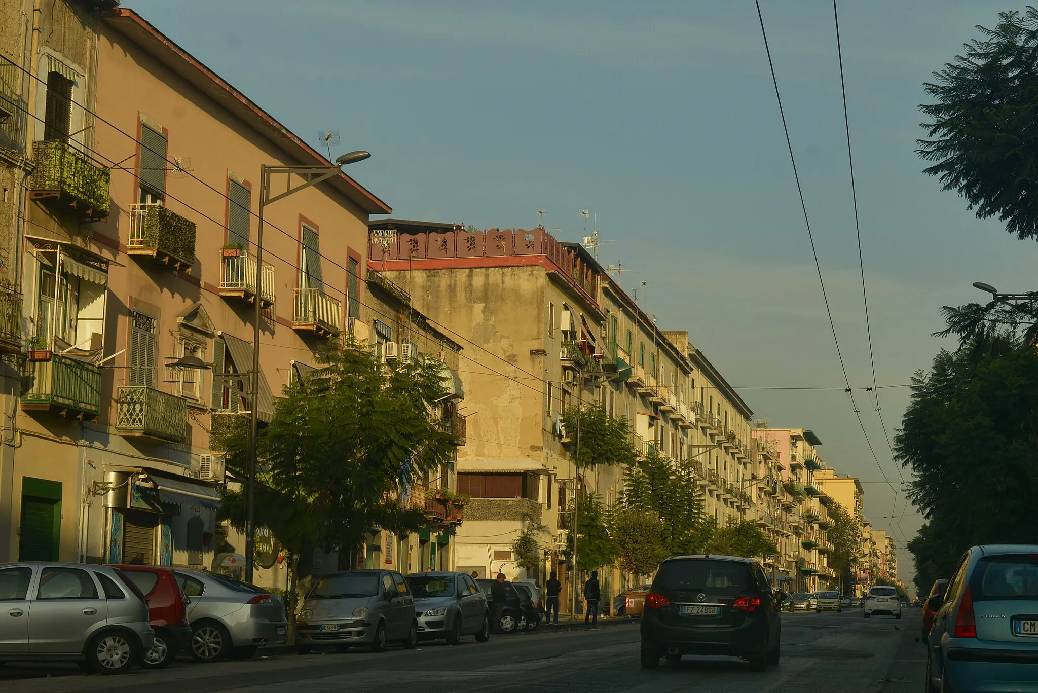 Photo showing: Corso Secondigliano in Naples, Italy. The overhead wires were used by the CTP trolleybus system until 2015.