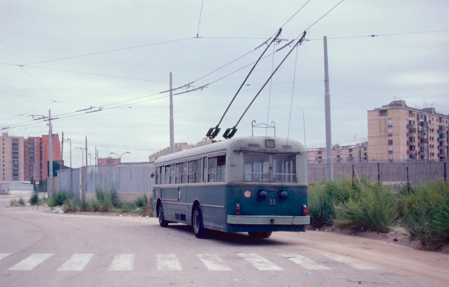 Photo showing: CTP trolleybus 33, a 1962 Alfa Romeo 1000AF, laying over at the Rione 167 terminus of route M15, in Secondigliano, in 1983.