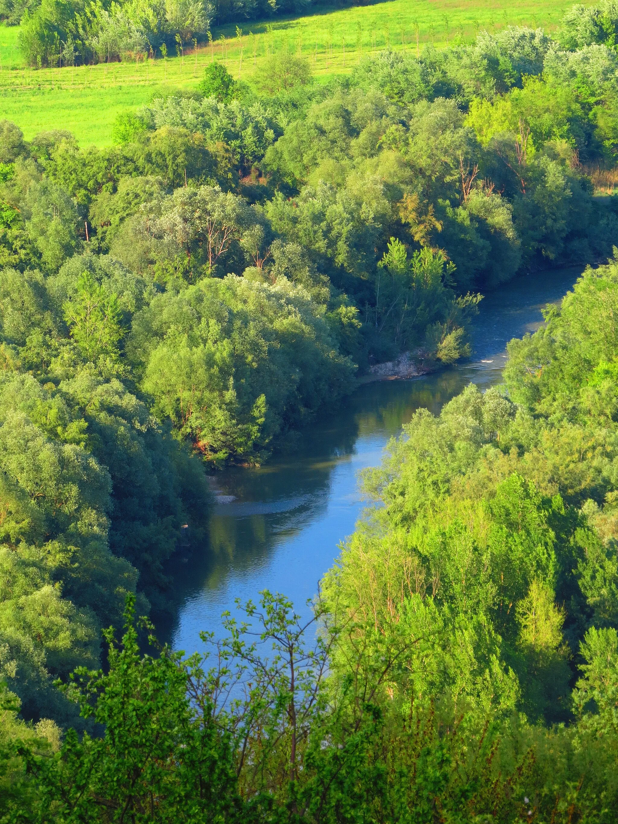 Photo showing: Calore (Irpino) river as seen from the historical center of Castelpoto, province of Benevento, Campania.