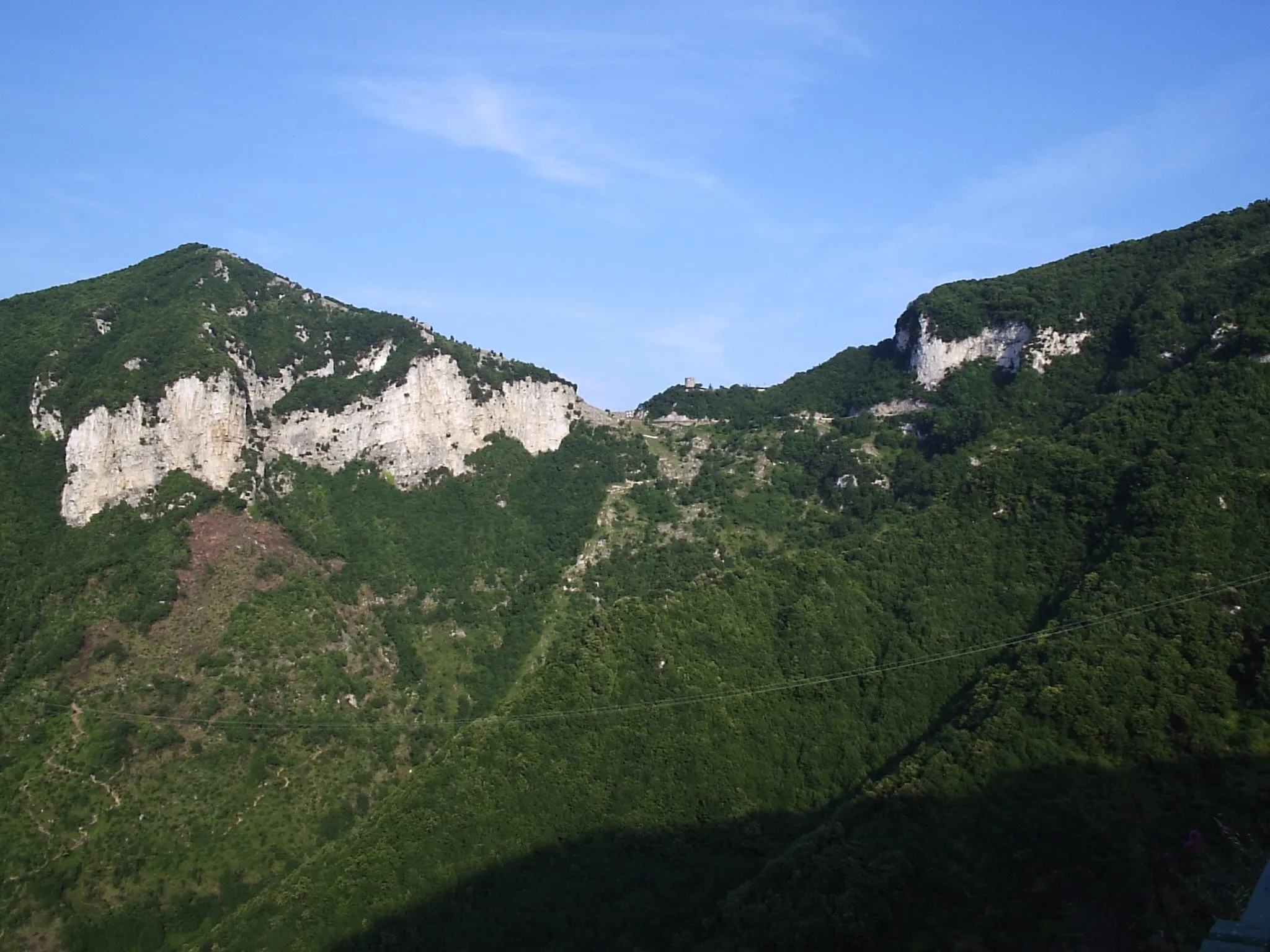 Photo showing: Vista del valico di Chiunzi (catena dei Monti Lattari), che mette in comunicazione la valle del fiume Sarno o Agro nocerino-sarnese con la Costiera amalfitana in provincia di Salerno.