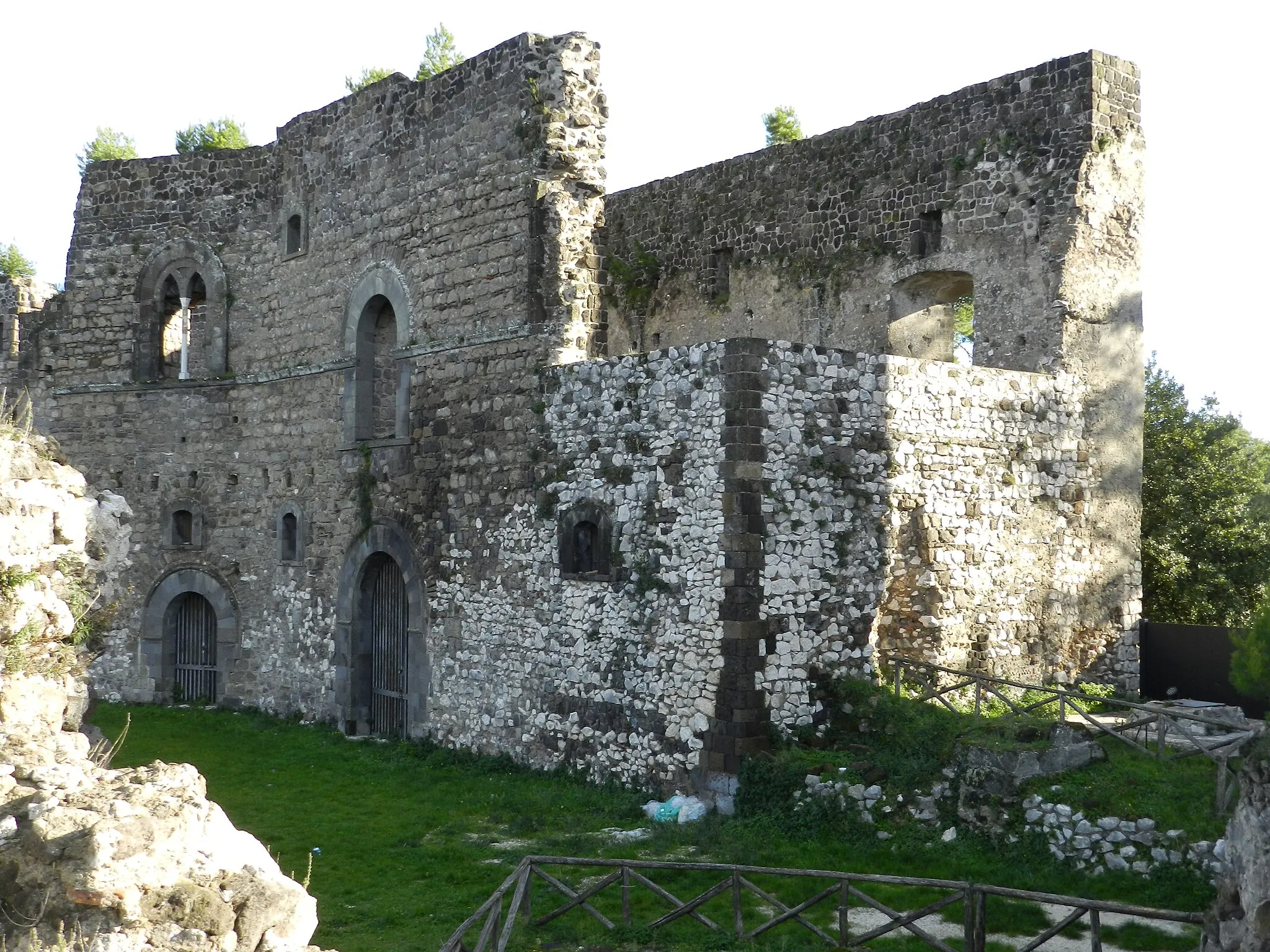 Photo showing: Casertavecchia, castello, cortina orientale e palazzo (domus)