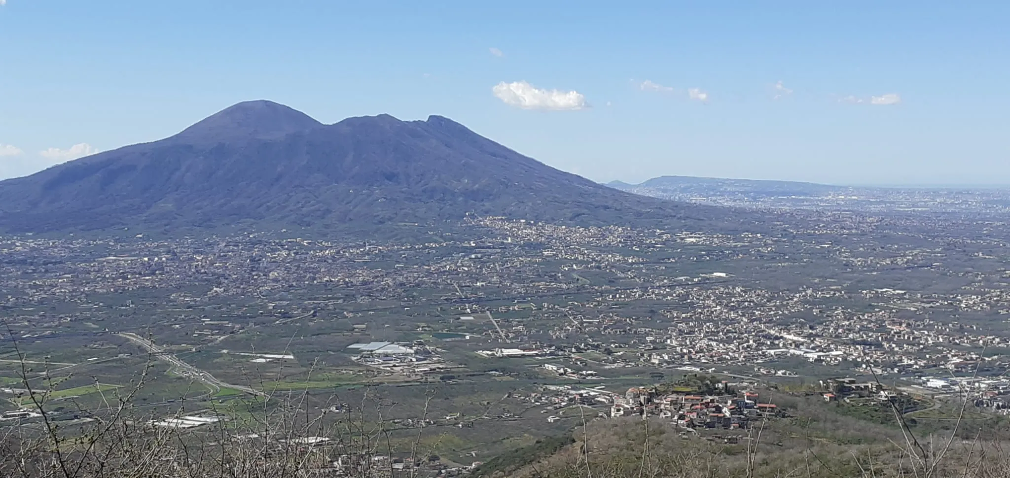 Photo showing: Foto in prospettiva di Castello di Palma Campania con  Vesuvio dalla localitá SElve
