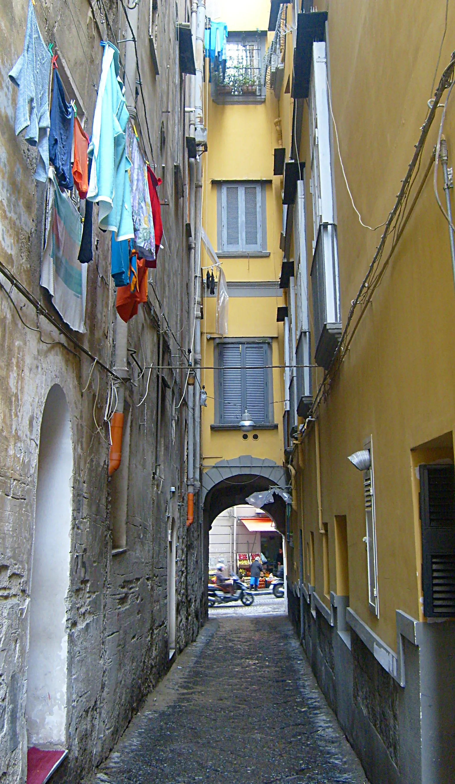 Photo showing: Vicolo caratteristico del centro storico di Napoli.