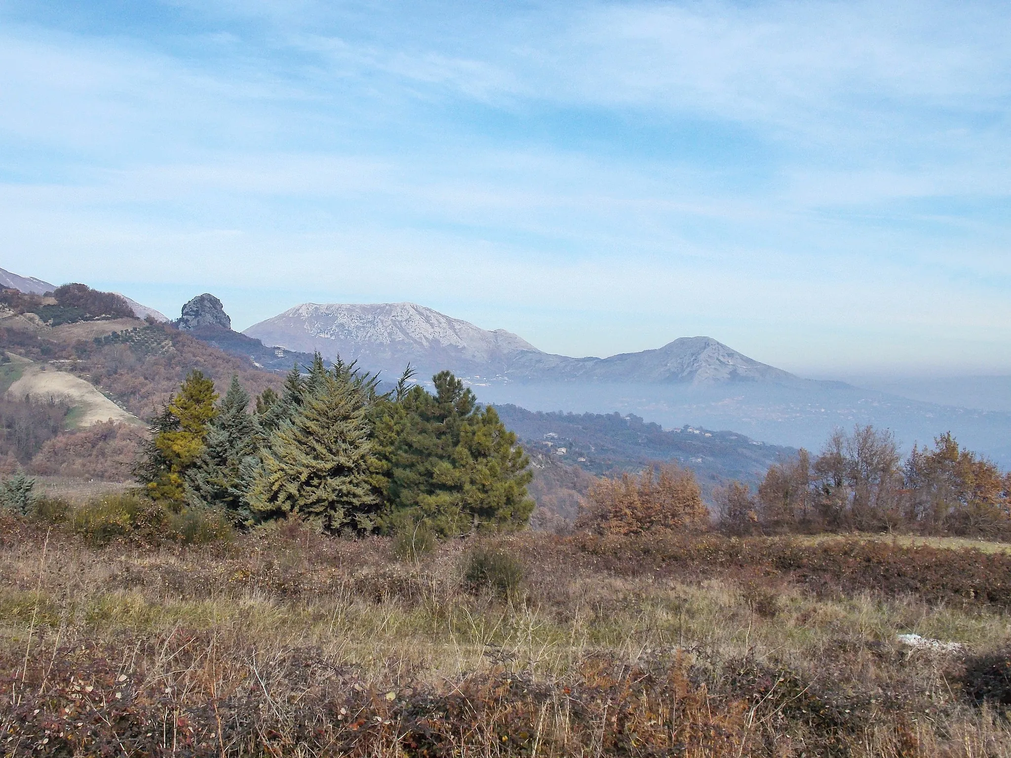 Photo showing: Il monte Pentime e il monte Caruso visti dalla contrada Grieci di Campoli del Monte Taburno (BN). A sinistra è lo sperone calcareo isolato detto "Pietra di Tocco"