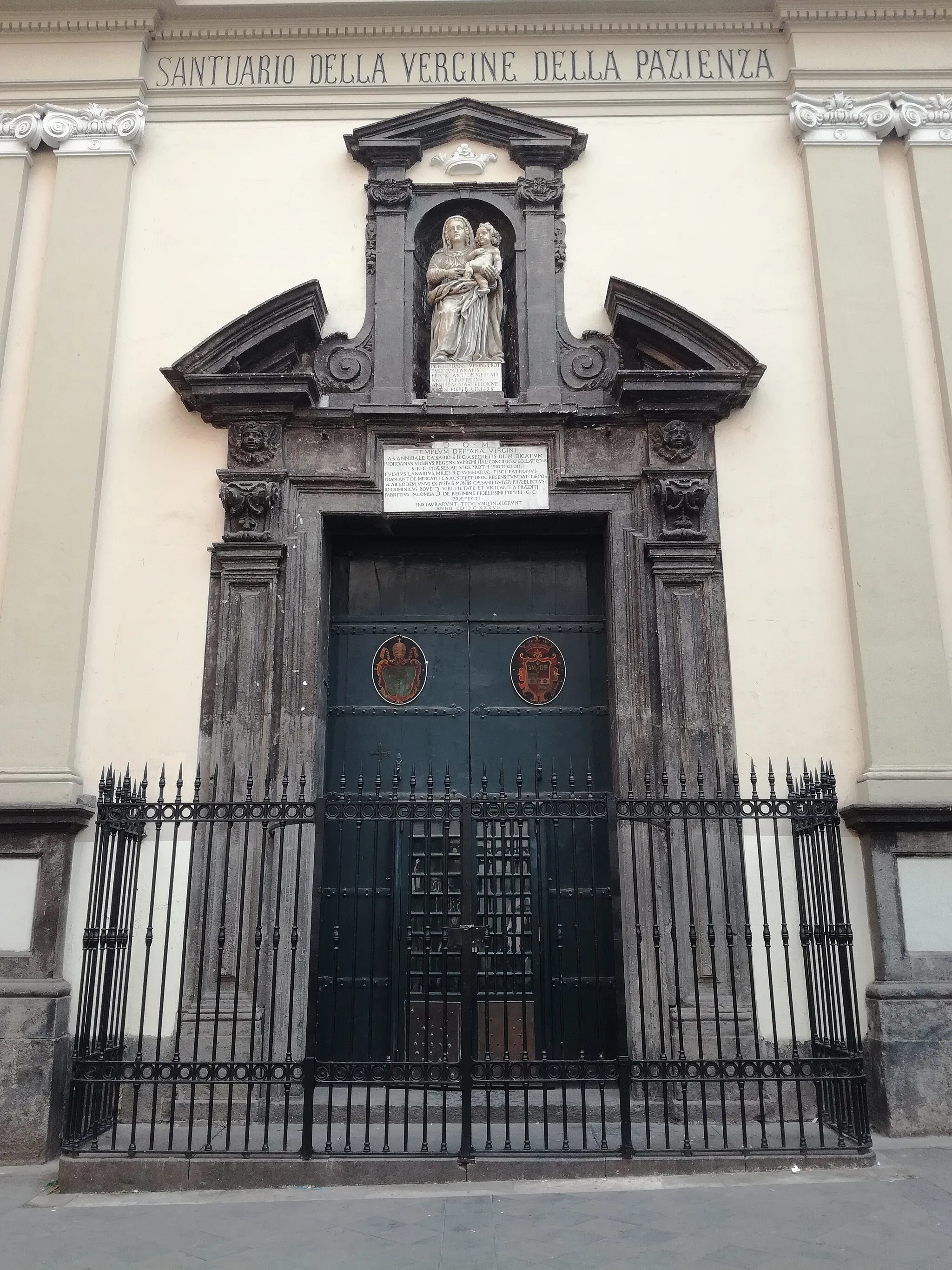 Photo showing: Portale basilica Santa Maria della Pazienza