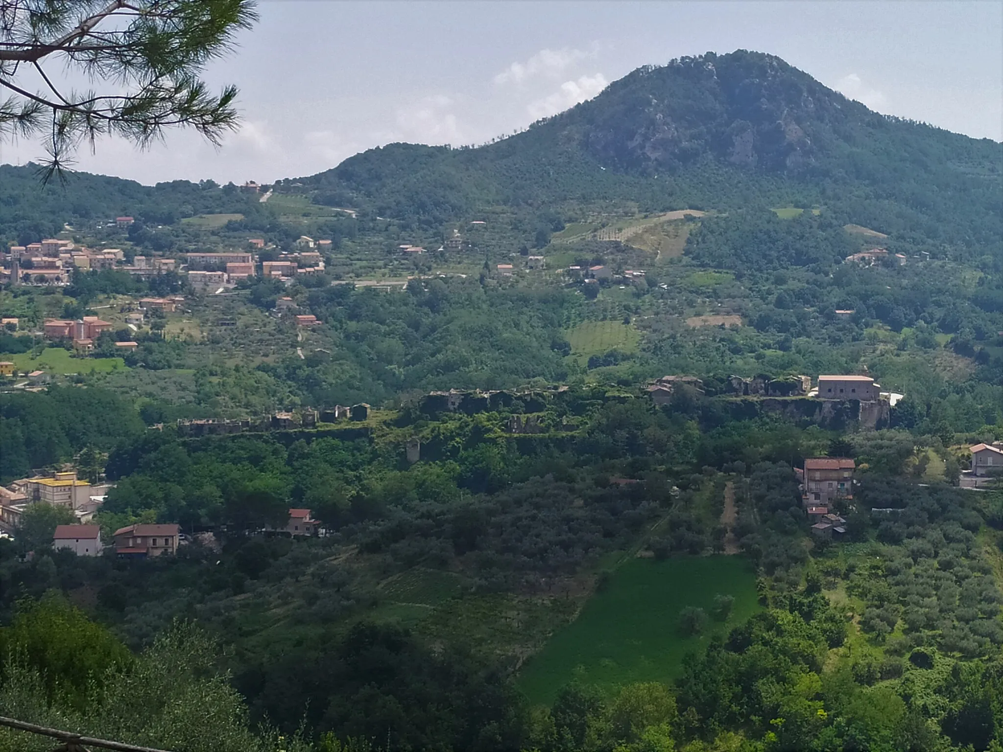 Photo showing: Vista sul centro storico abbandonato di Tocco Caudio (BN) dal santuario dei santi Cosma e Damiano, sullo sfondo è il rilievo del Vocito (754 m), agosto 2020