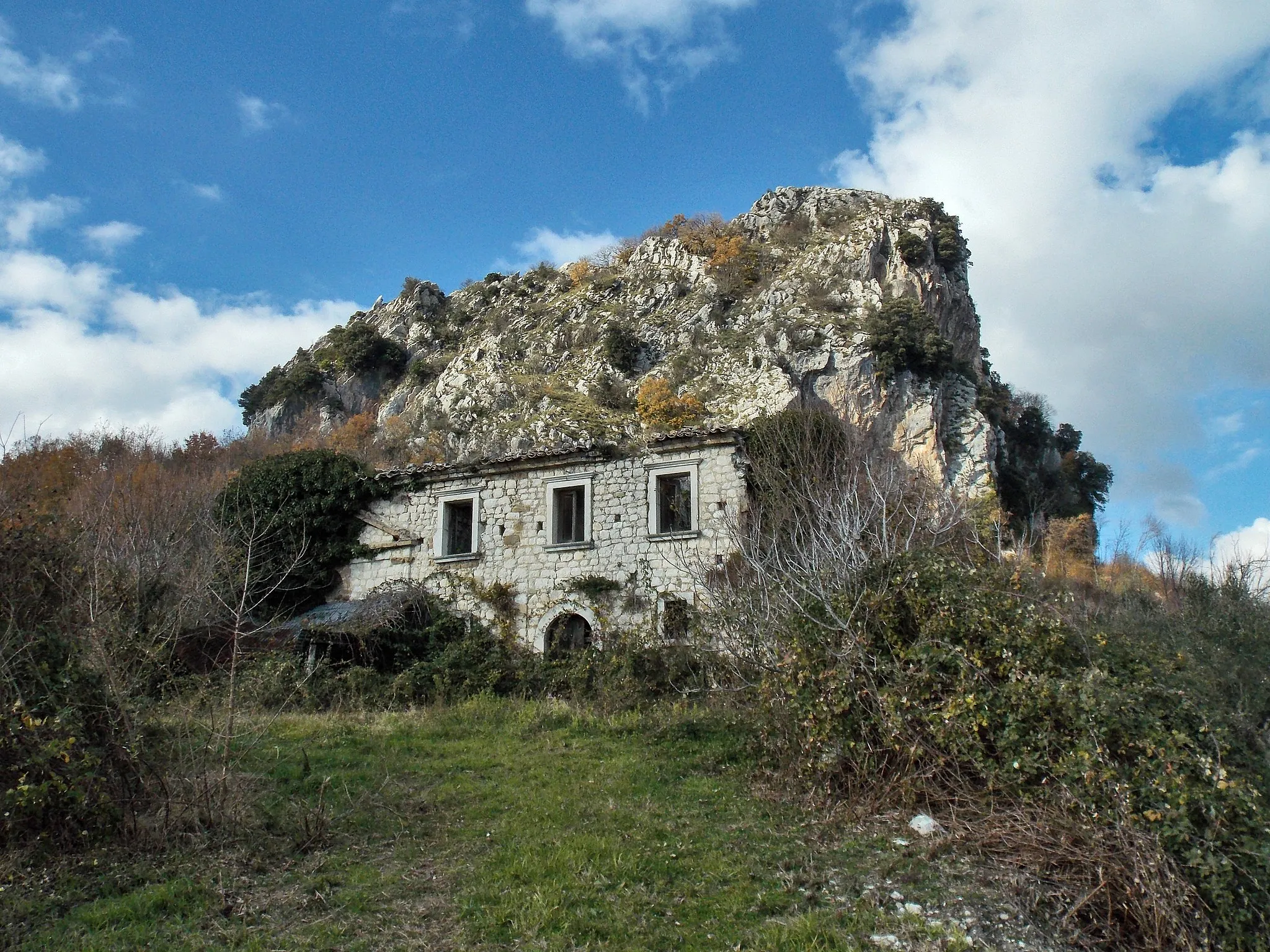 Photo showing: La Pietra di Tocco di Tocco Caudio (BN) con la cappella in ruderi di San Michele annessa ad una masseria