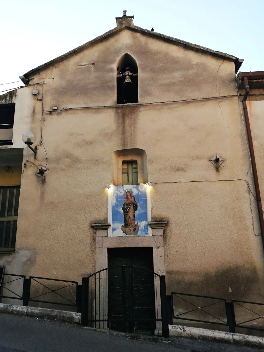 Photo showing: Facciata della Cappela privata Albini, parte del palazzo Albini-Pinto, eretta nel XVIII secolo