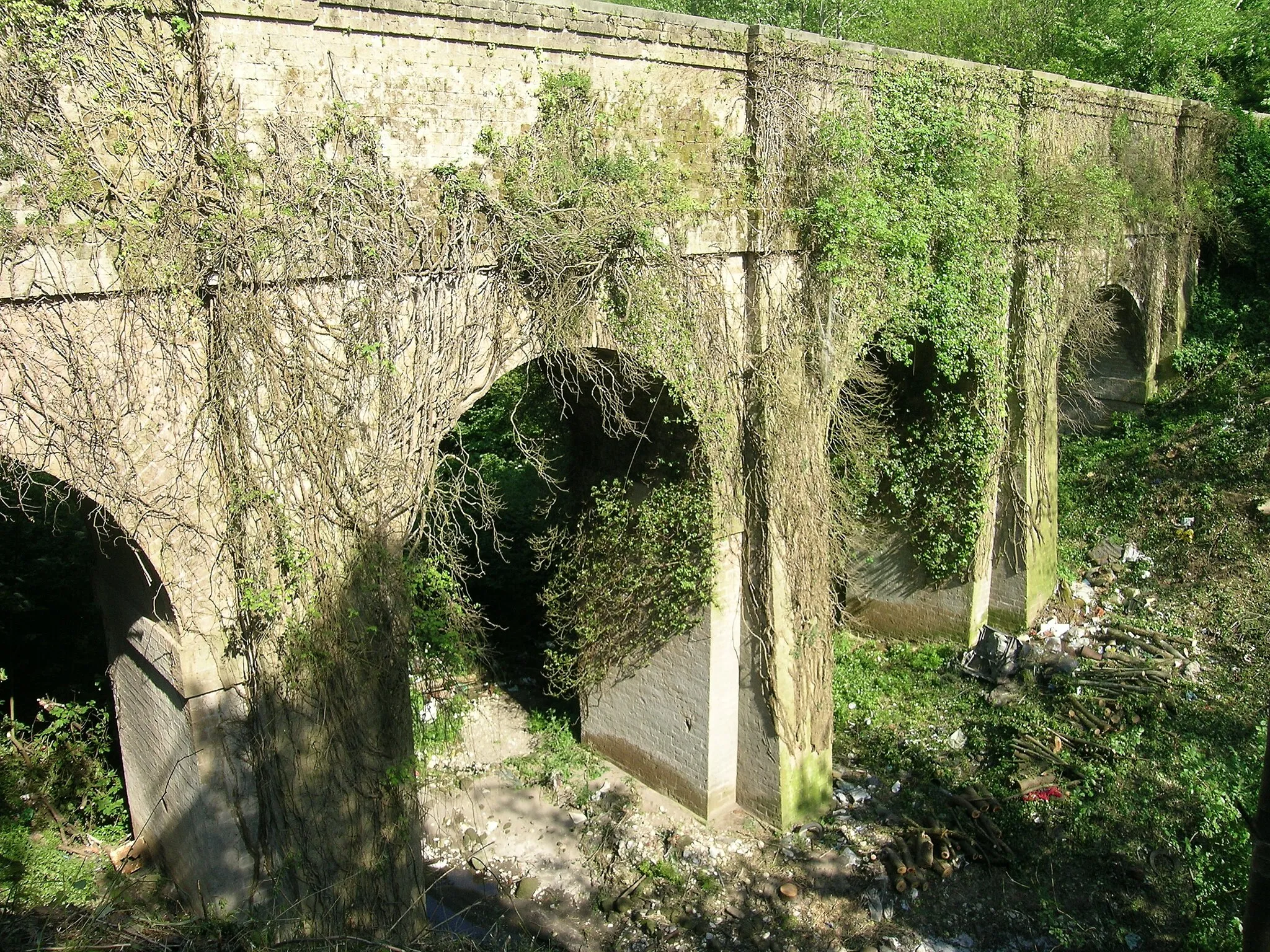 Photo showing: Il Ponte della Valle di Durazzano visto dal versante del Monte Longano