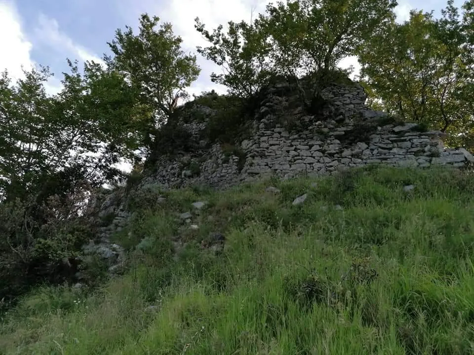 Photo showing: Fotografia delle mura in rovina del lato est del castrum di Montalto, edificato a Tramonti nel XII secolo a protezione del ducato di Amalfi