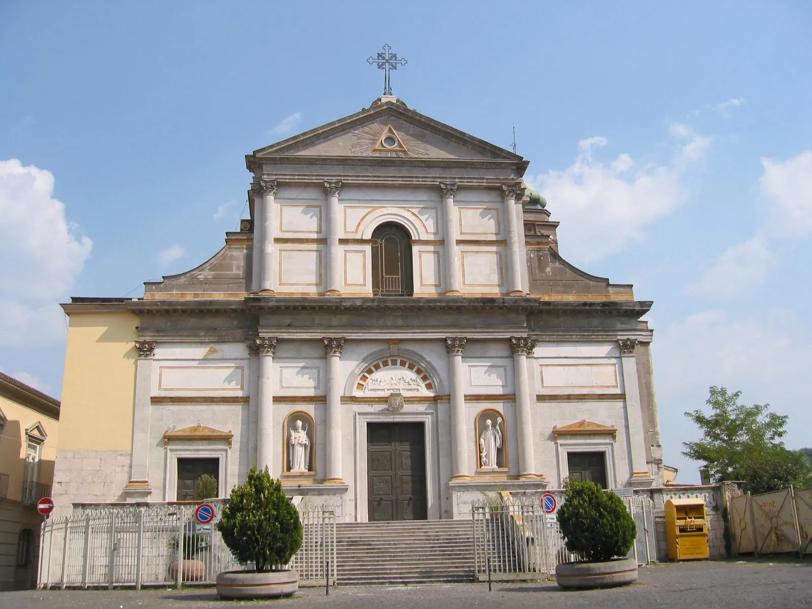 Photo showing: Avellino, Cathedral of the Assumption. Western façade, built in 1860 after a project by Pasquale Cardola.
