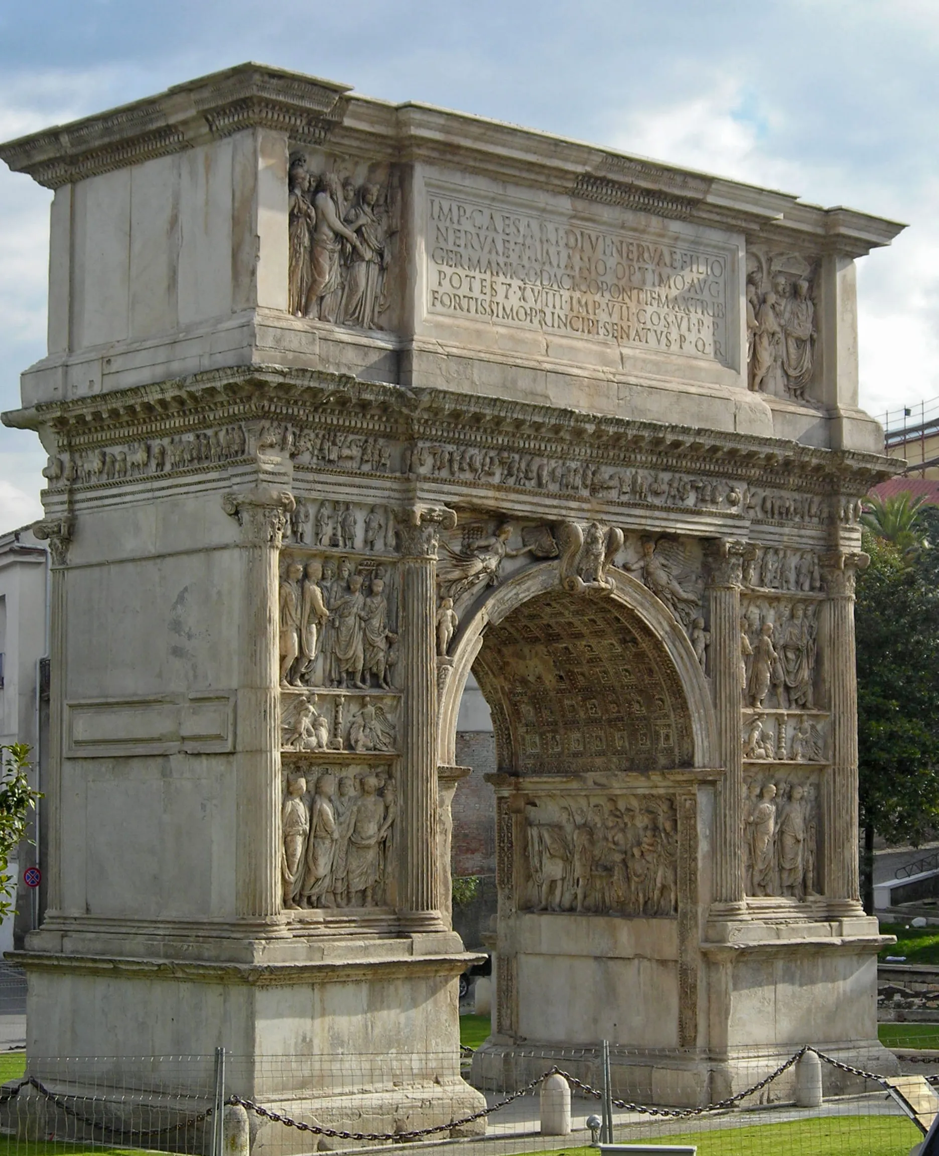 Photo showing: Arch of Trajan, Benevento, Italy: the side oriented towards the centre of the city. The inscription is catalogued as CIL IX 1558.