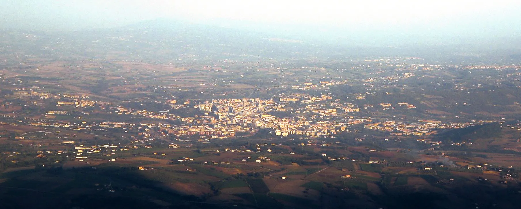 Photo showing: Panoramic view of Benevento from the mount Pentime (1,168 amsl), part of the Taburnus mountain range.