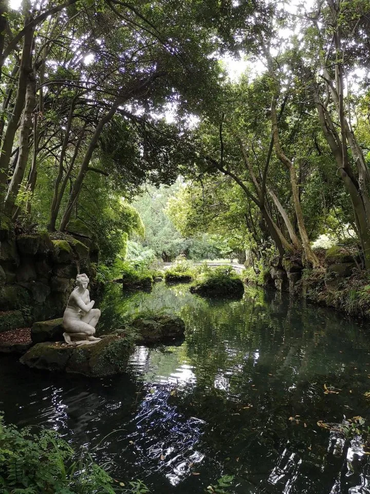 Photo showing: Scorcio del bagno di Venere, presente nel giardino all'inglese della Reggia di Caserta.