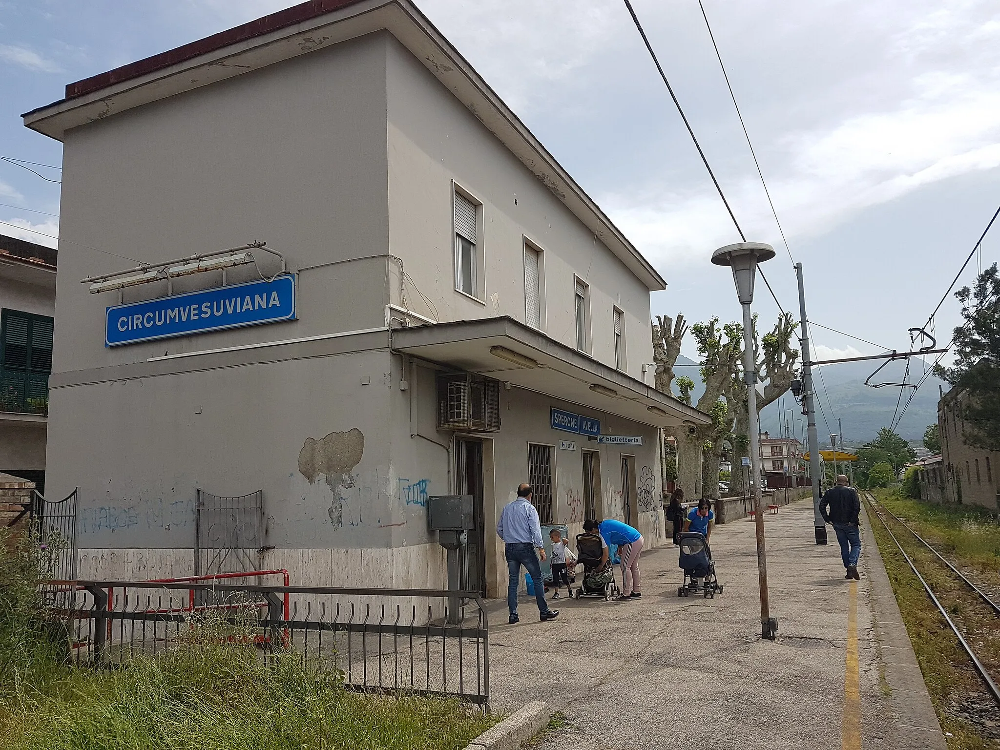 Photo showing: Stazione di Avella, linea Napoli - Nola - Baiano, Circumvesuviana, EAV - fabbricato viaggiatori e banchina