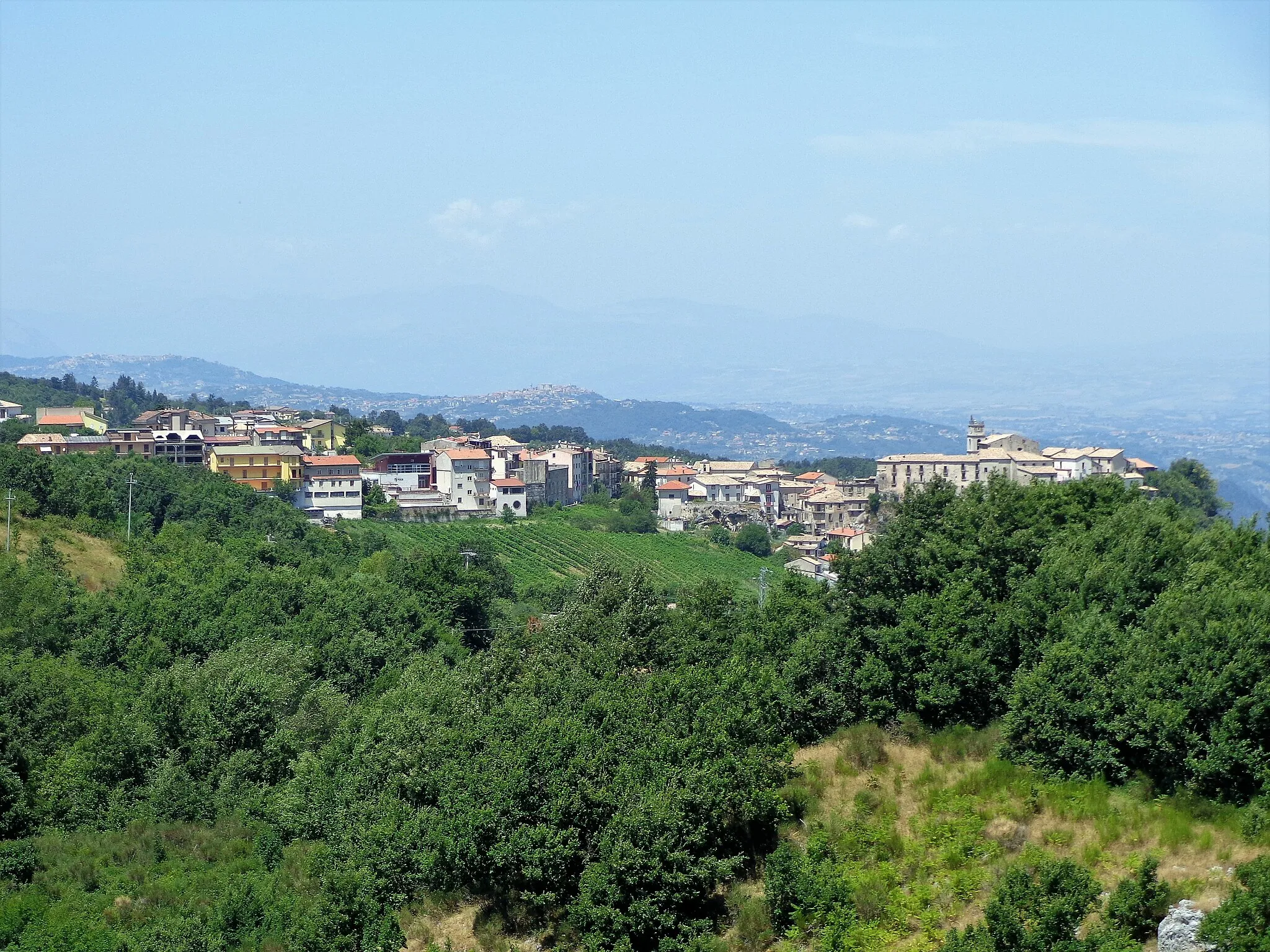 Photo showing: Castelvetere sul Calore vista dal belvedere di Montemarano.