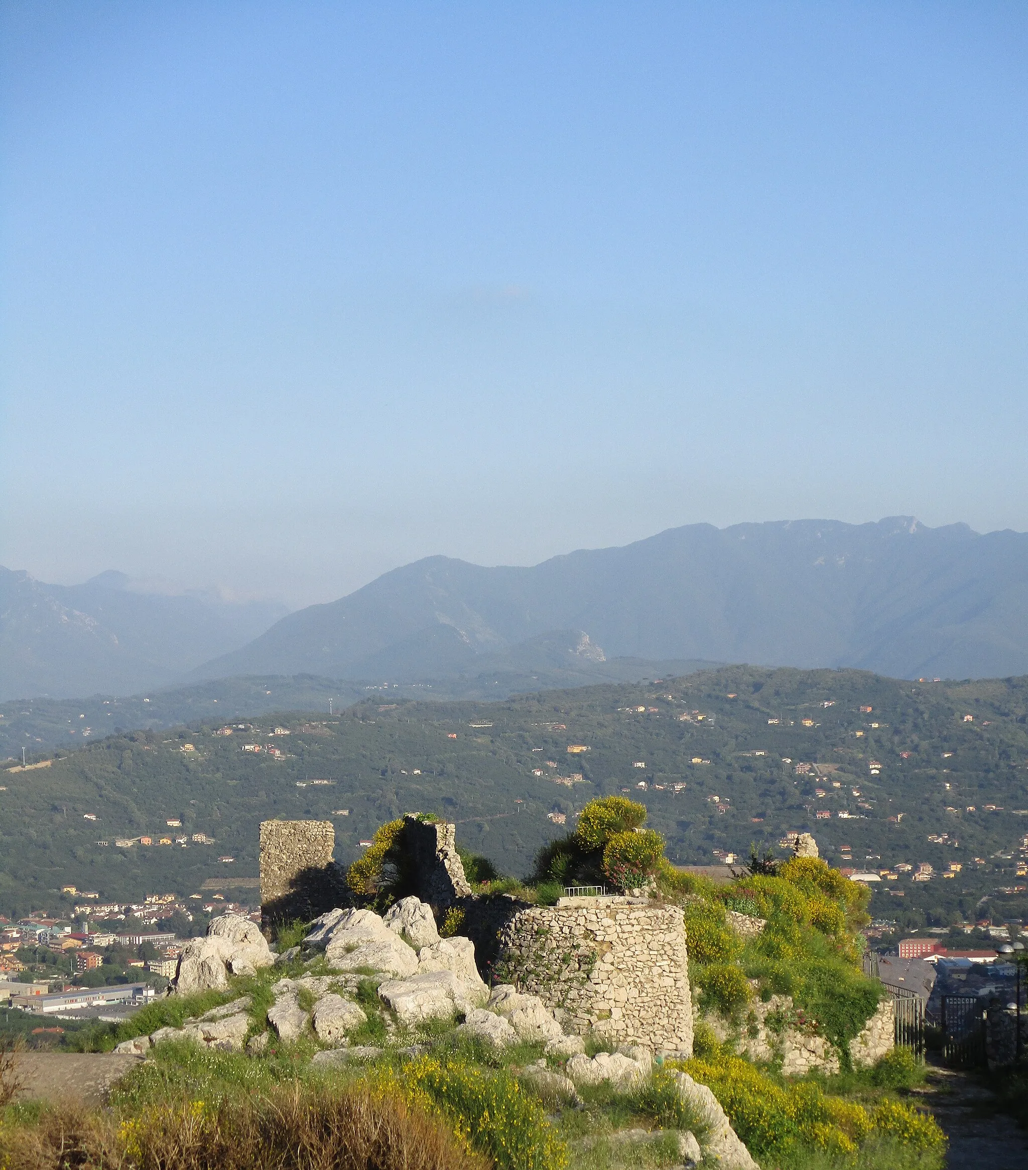 Photo showing: Vista del castello di Mercogliano (AV)