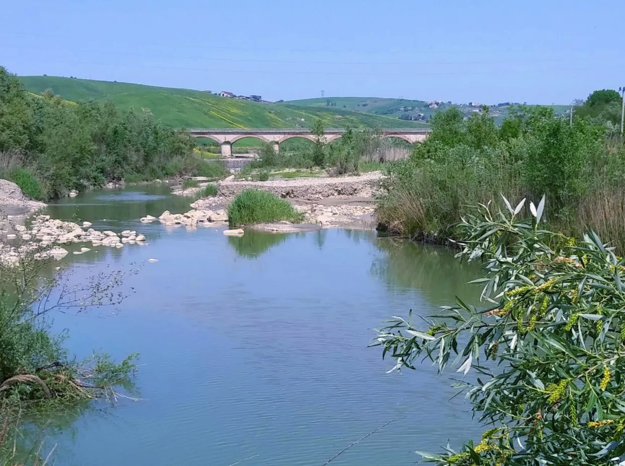 Photo showing: Miscano river near Montecalvo train station, Italy