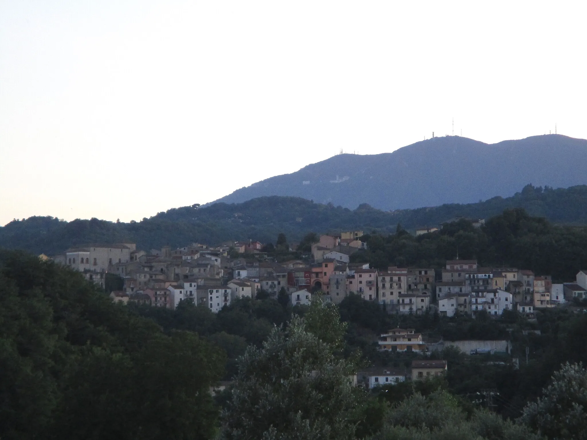 Photo showing: Vista del comune di Prata di Principato Ultra (AV) da Pratola Serra (AV)