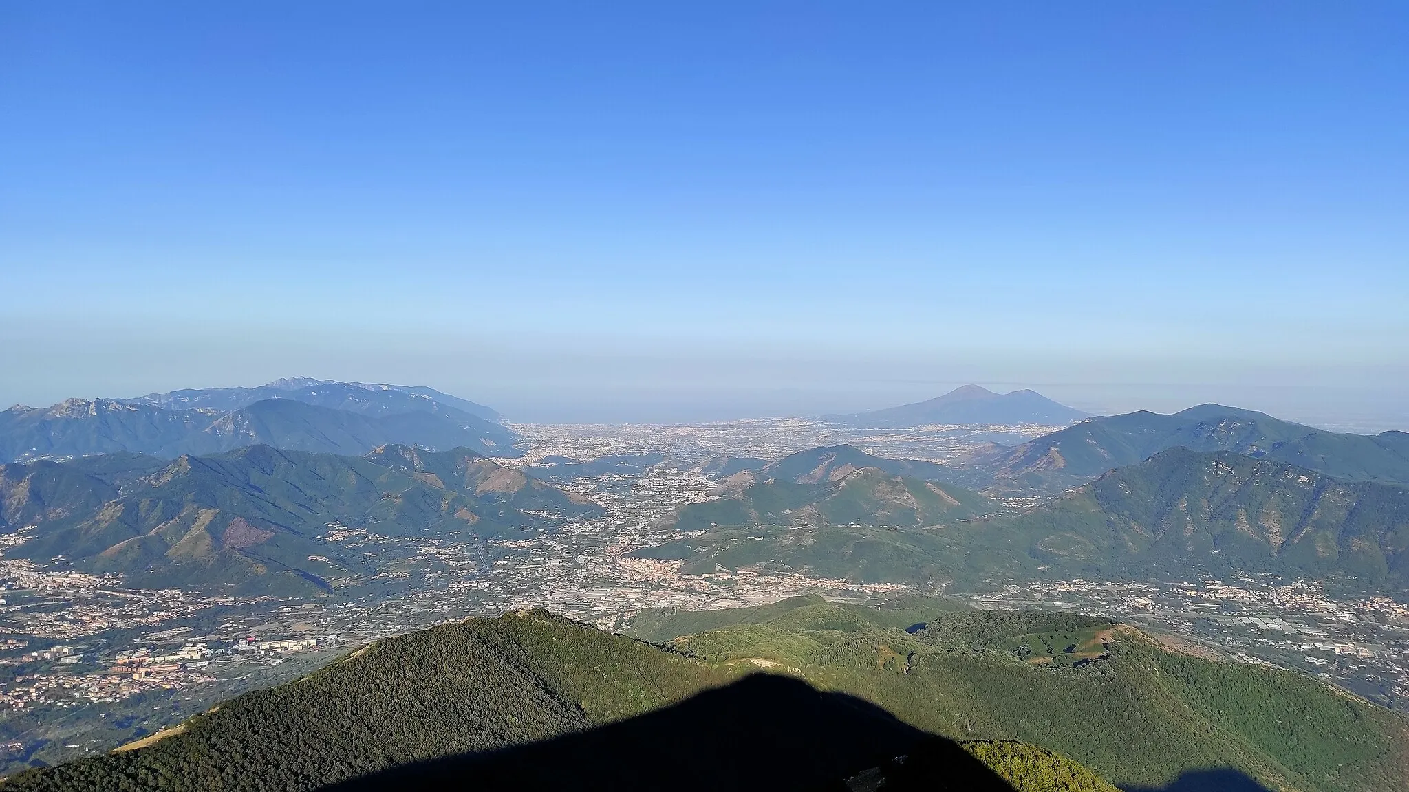 Photo showing: Parte del panorama visibile dal Pizzo di San Michele. Si può notare la valle dell'Irno, i monti Lattari, il Vesuvio e il Golfo di Napoli.