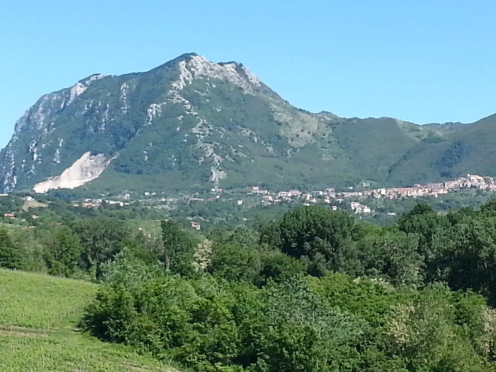 Photo showing: Chiusano di San Domenico (AV) e il monte Tuoro