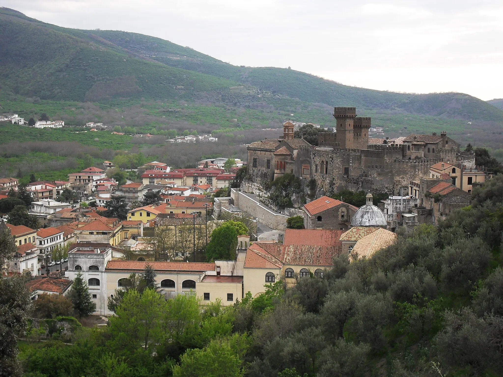 Photo showing: Vista di Lauro (AV), dall'Abbazia di Sant'Angelo.
La foto riassume le sue tre caratteristiche principali: il centro storico (a sinistra), il Castello Lancellotti (a destra), il verde che lo circonda.