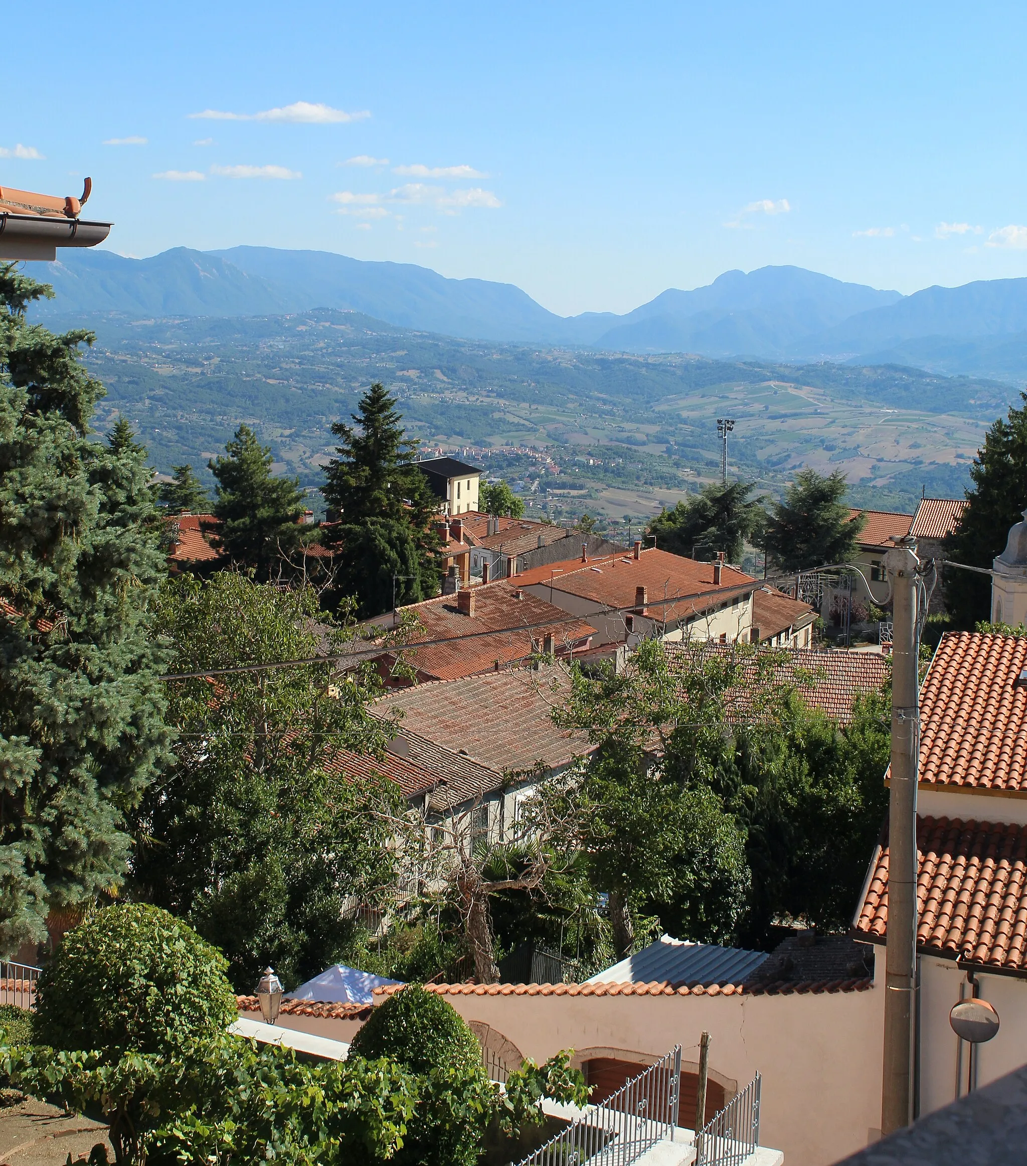 Photo showing: Vista sui tetti di Frigento dal nuovo municipio