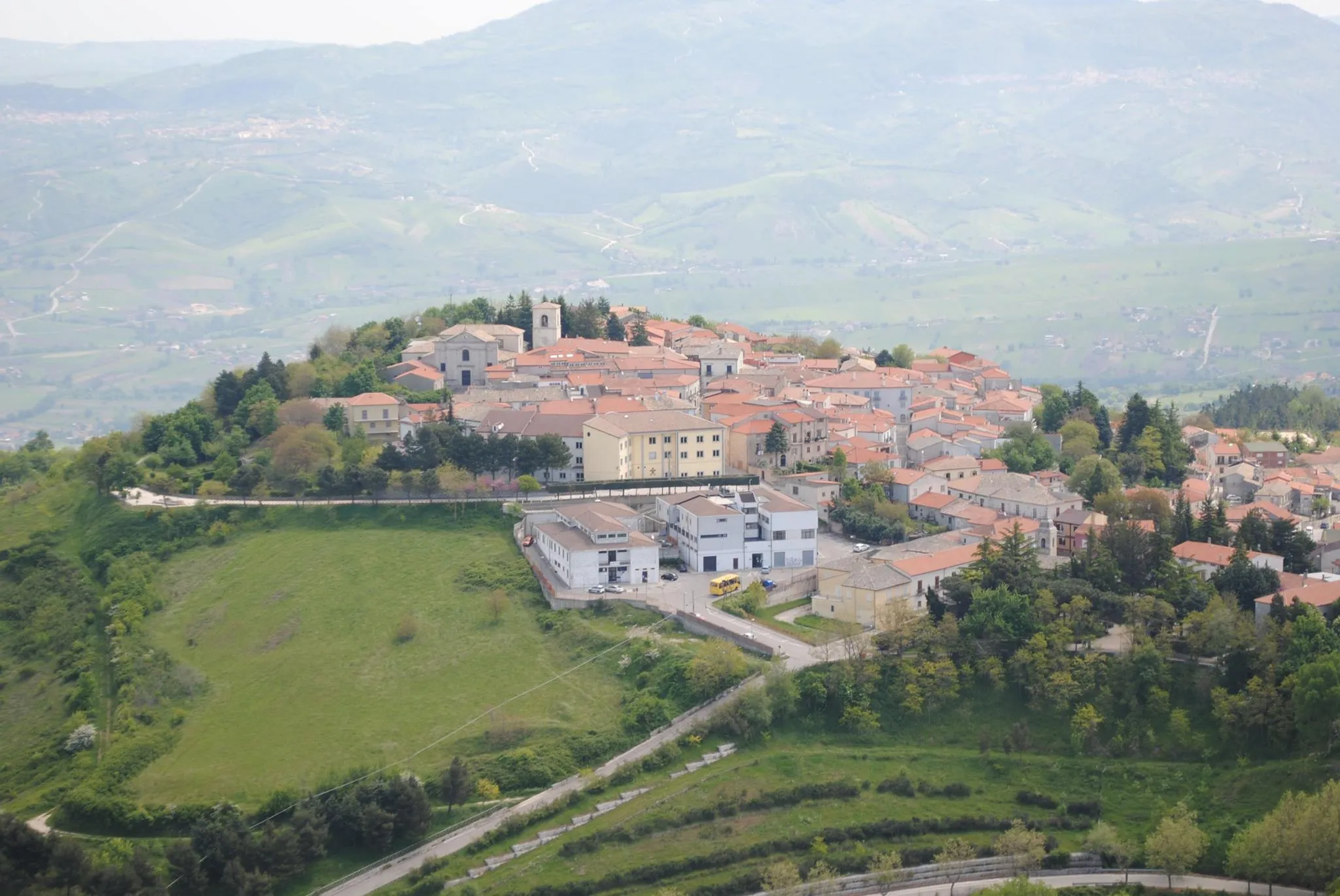 Photo showing: Vista aerea del colle di Frigento
