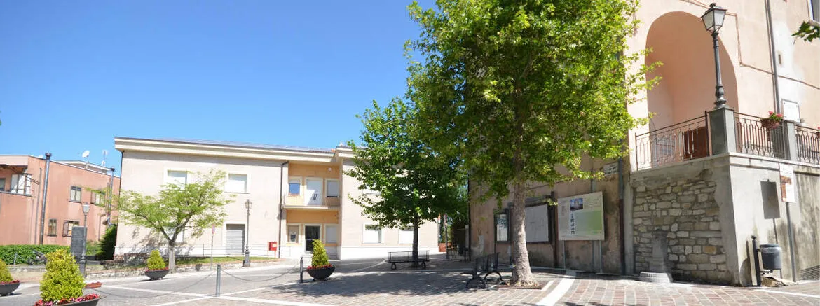 Photo showing: Sede amministrativa del Comune di Apollosa in Piazza P. Saponaro, 37