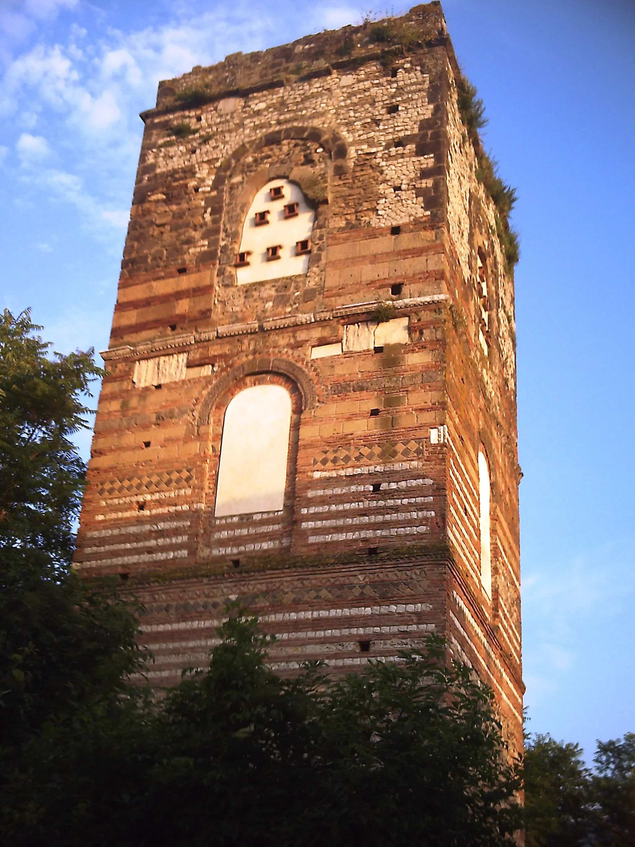 Photo showing: Particolare della torre campanaria presso i ruderi della Cattedrale di Telese (Bn)
