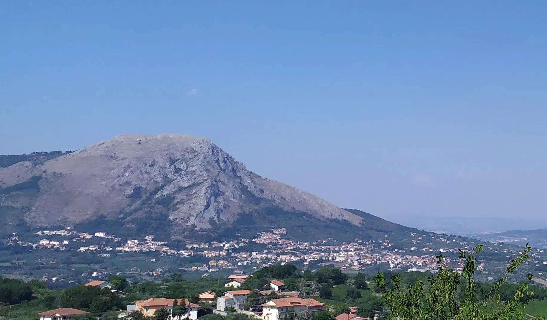 Photo showing: View from Campoli del Monte Taburno on Foglianise lying under Mt. Caruso, province of Benevento, Campania, Italy
