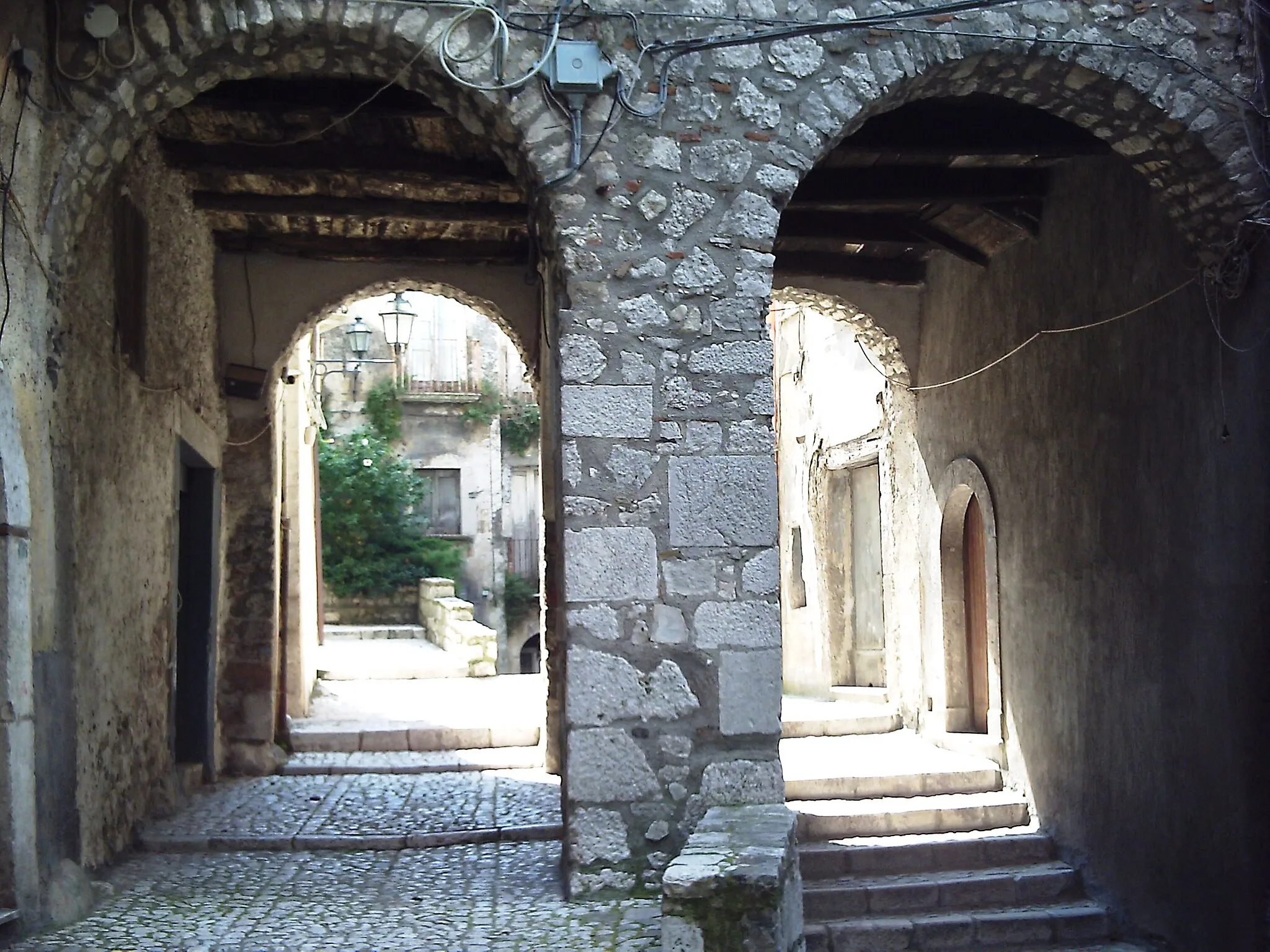 Photo showing: Portici nel centro storico di Guardia Sanframondi (Bn)
