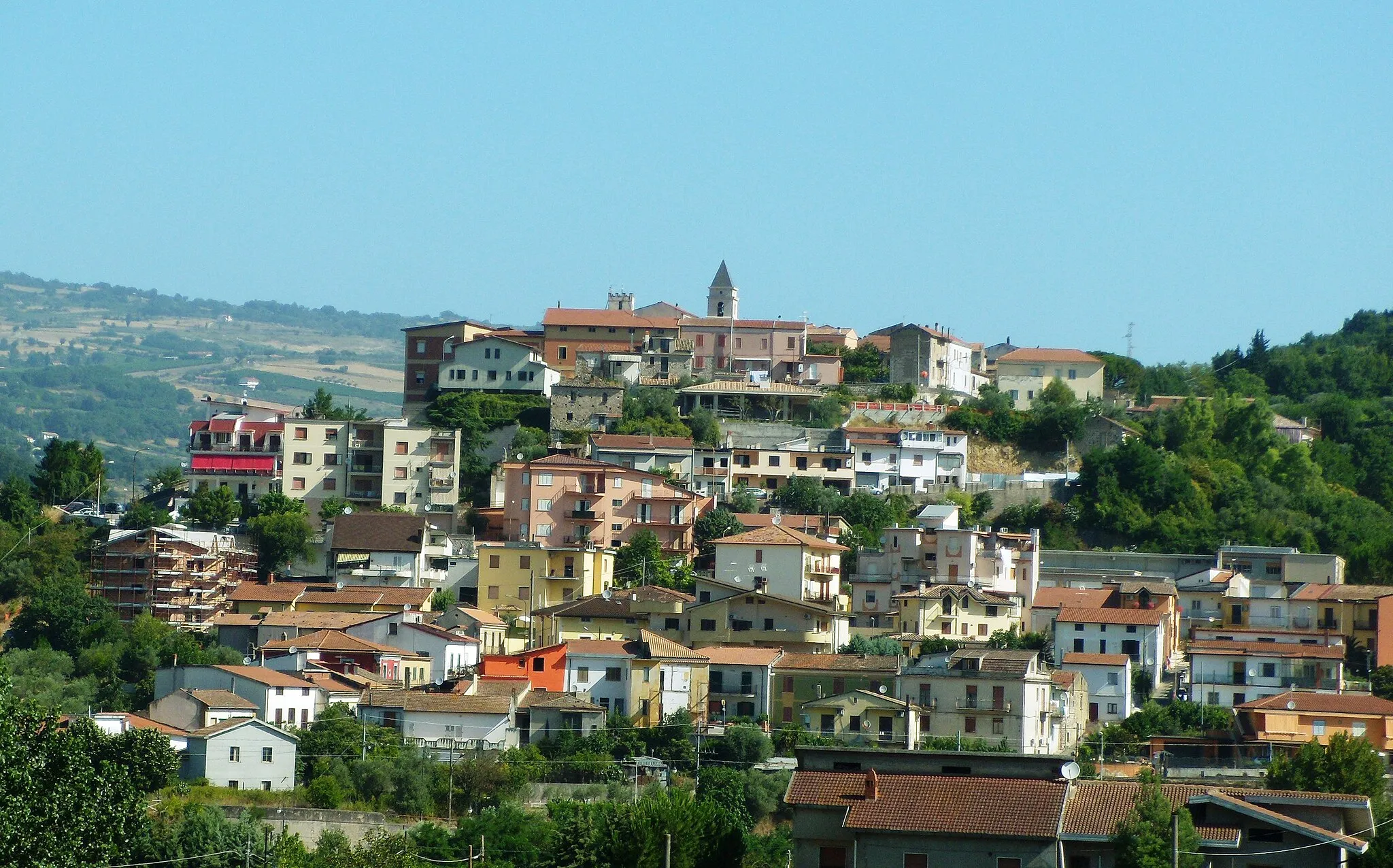 Photo showing: Panorama del centro abitato di Ponte (provincia di Benevento) dalla Strada Statale n. 372 (Strada Statale Telesina).