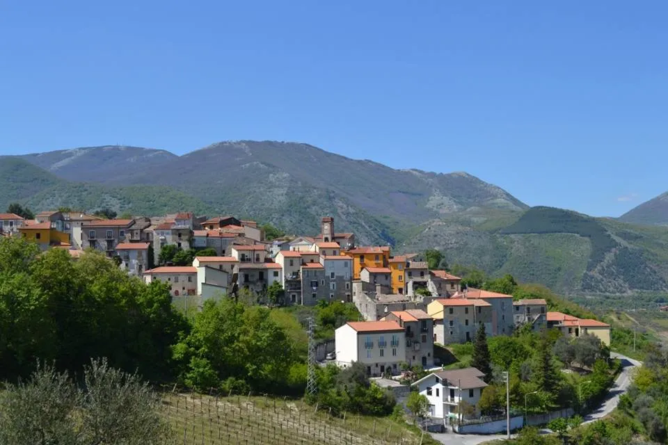 Photo showing: Vista panoramica del centro storico di Campoli del Monte Taburno (BN) immerso nel verde della natura del Parco Regionale del Taburno - Camposauro