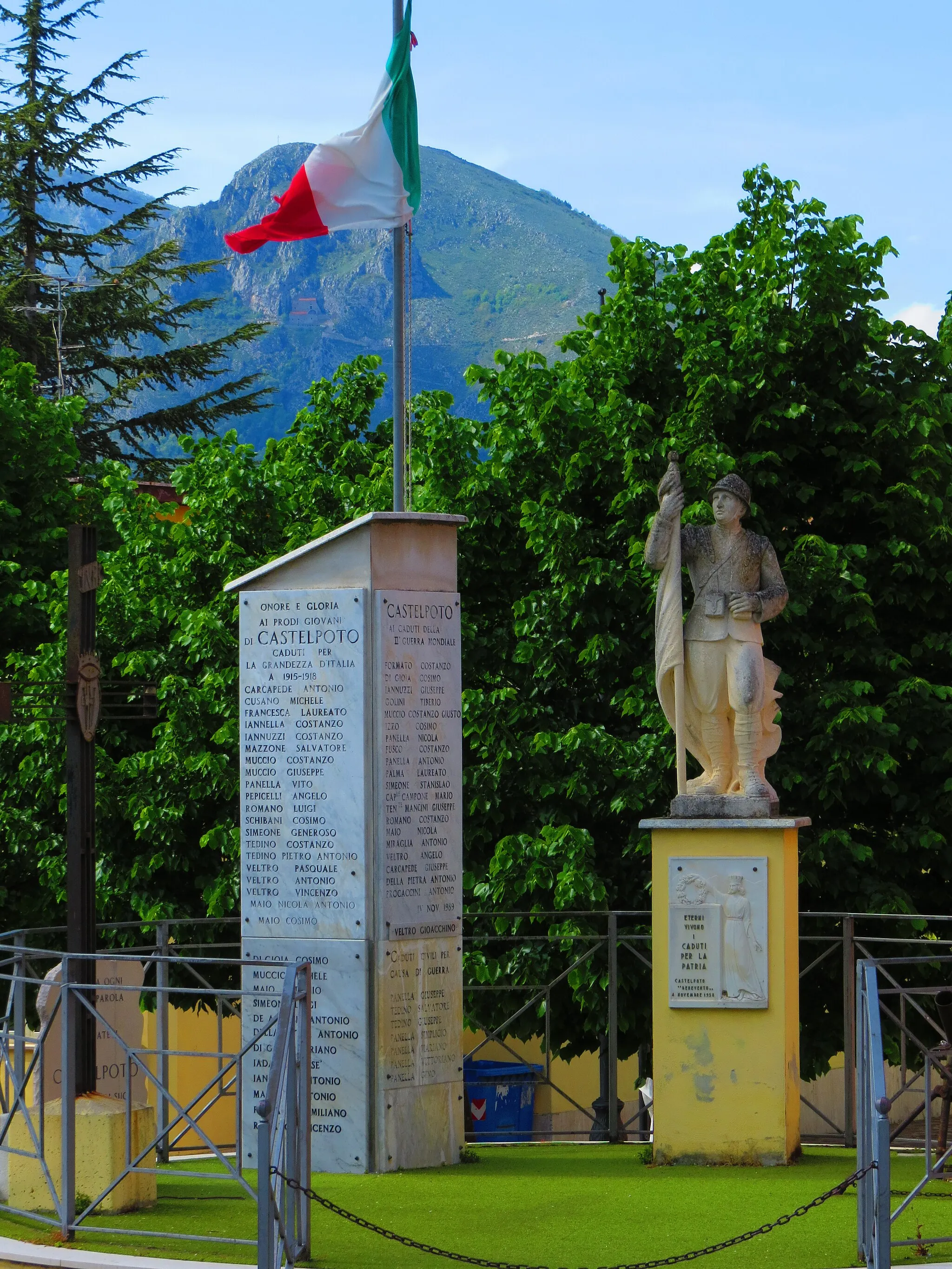 Photo showing: Il monumento ai caduti delle due guerre mondiali in piazza Garibaldi a Castelpoto (BN)