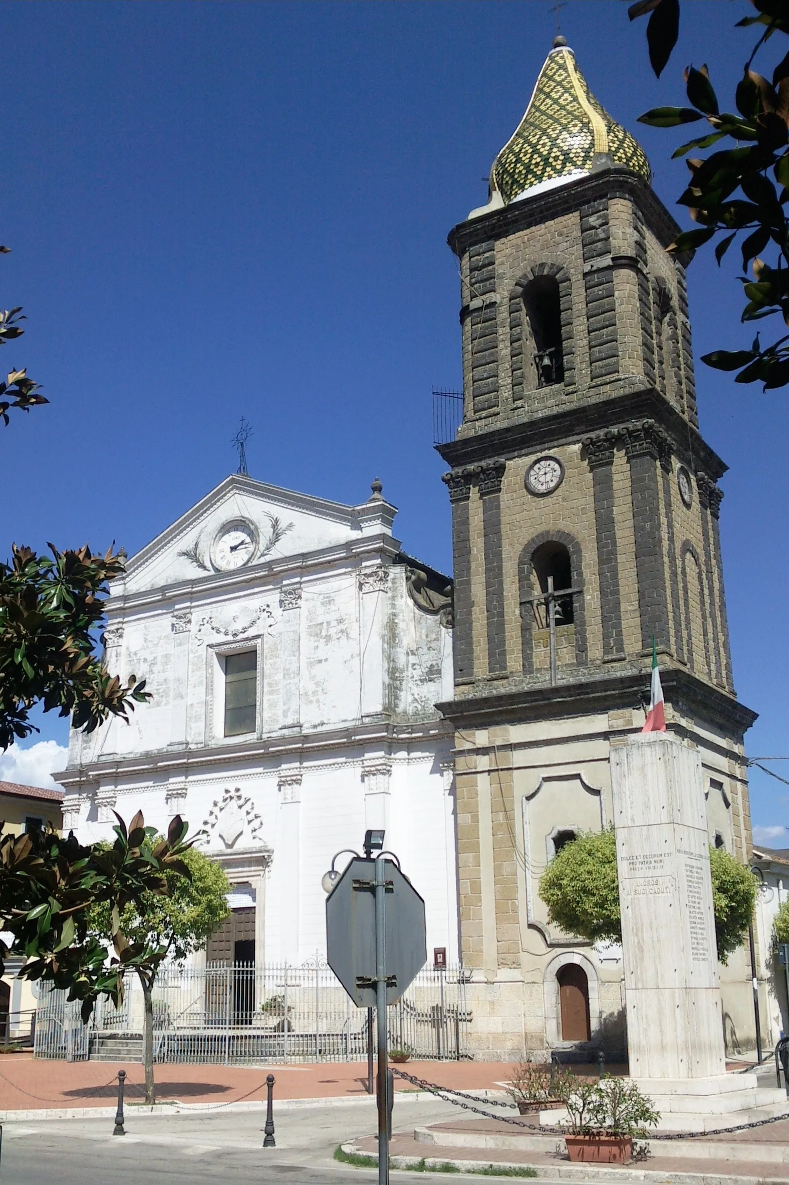 Photo showing: Amorosi (BN). Facciata e campanile della chiesa di San Michele Arcangelo. In primo piano il monumento ai caduti nella prima guerra mondiale
