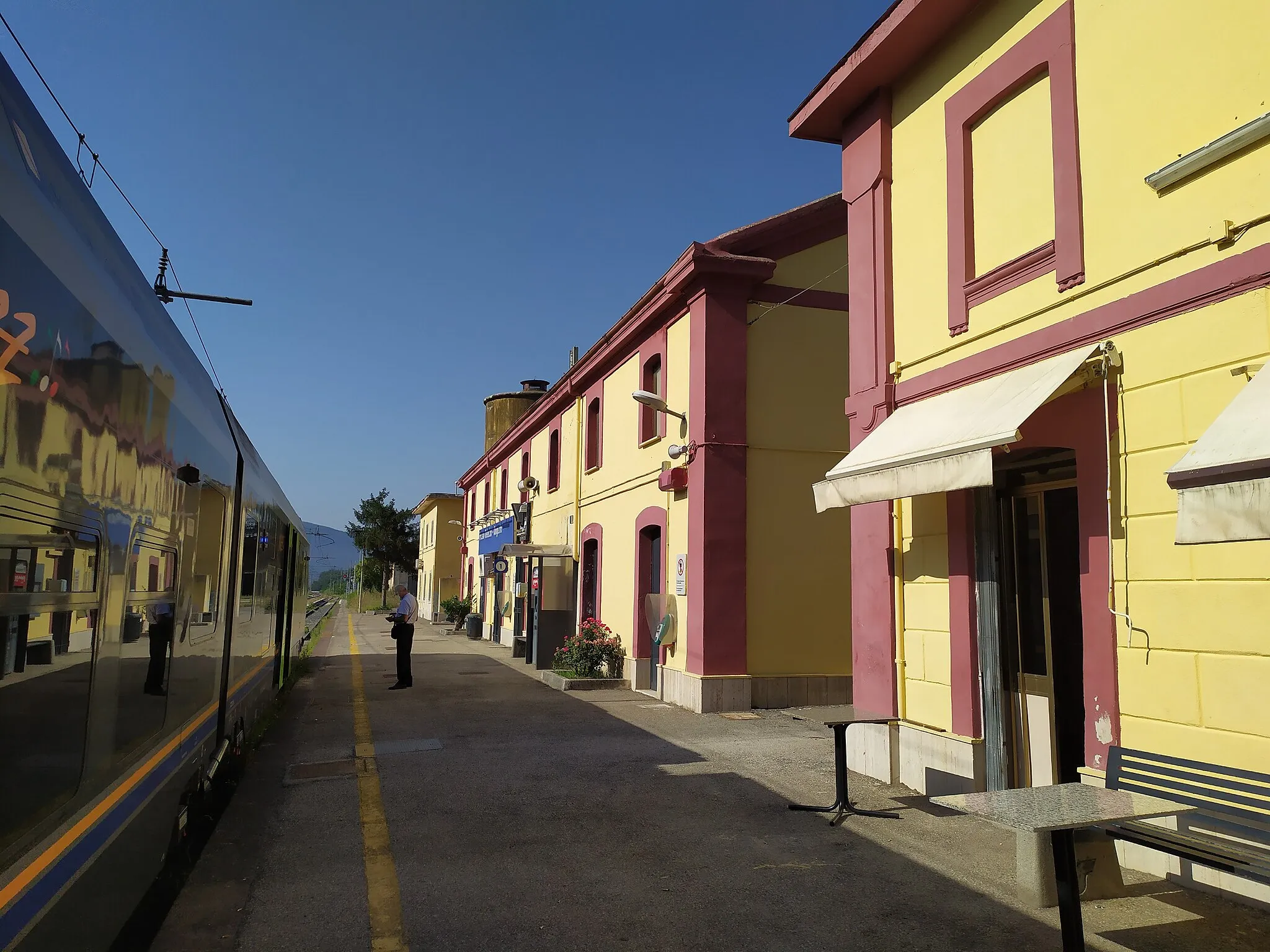 Photo showing: Regionale 26110 in attesa alla stazione ferroviaria di Frasso Telesino - Dugenta