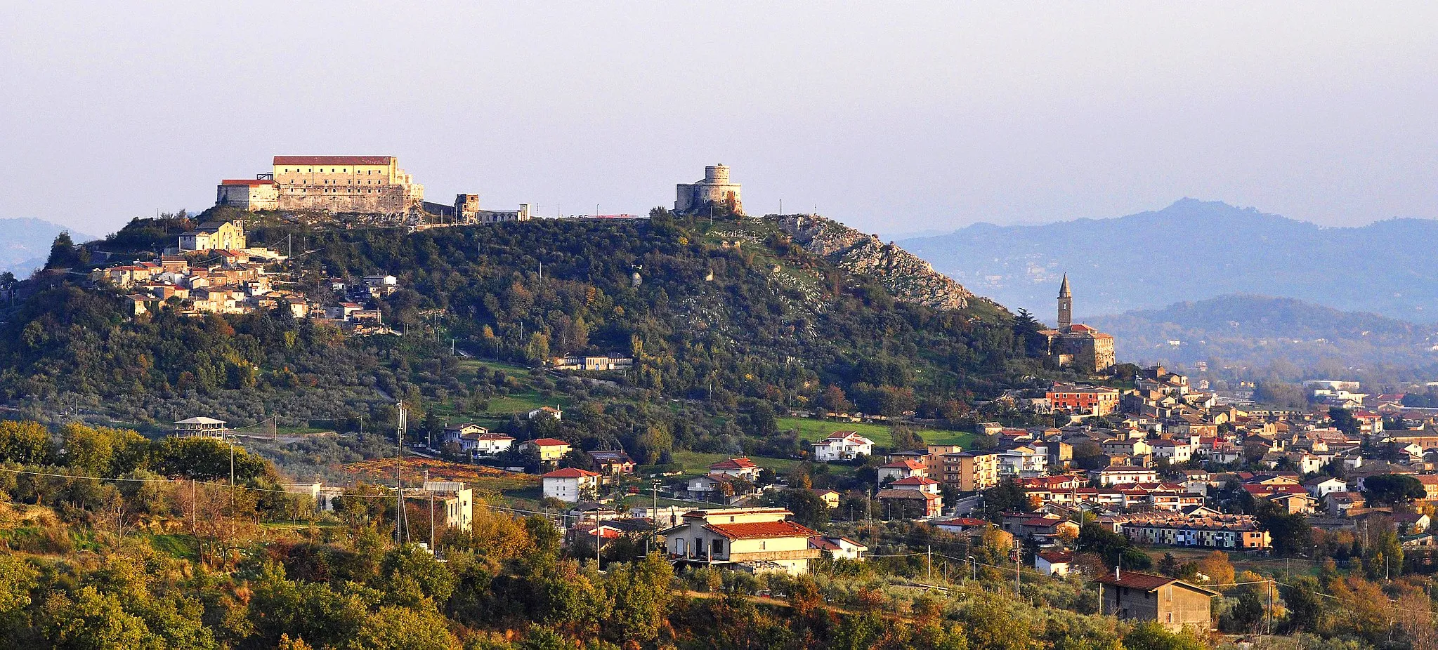 Photo showing: A view of Montesarchio, a comune in the province of Benevento.