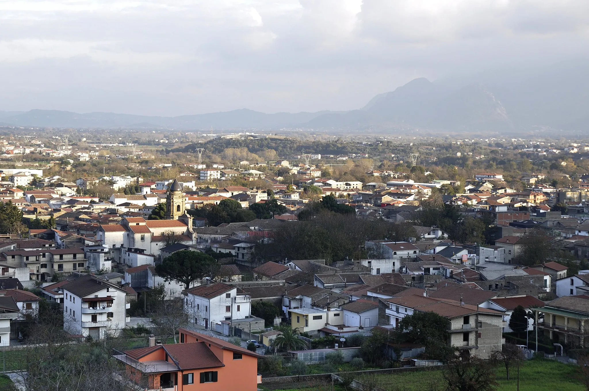 Photo showing: A view from above of the comune of Moiano, in the province of Benevento. The picture was taken from a nearby hill, and also shows part of the Valle Caudina.
