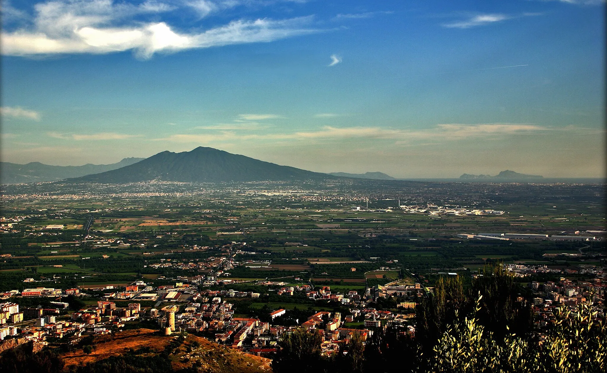 Photo showing: Viewpoint of Mount Vesuvius and Capri island from a hill of Maddaloni. Maddaloni is visible in the foreground.