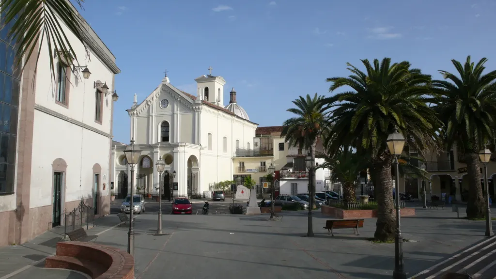 Photo showing: central place of Castel Volturno, Caserta, Campania, Italy with town hall (municipio) and church (La Chiesa dell'Annunziata: church of annunciation)