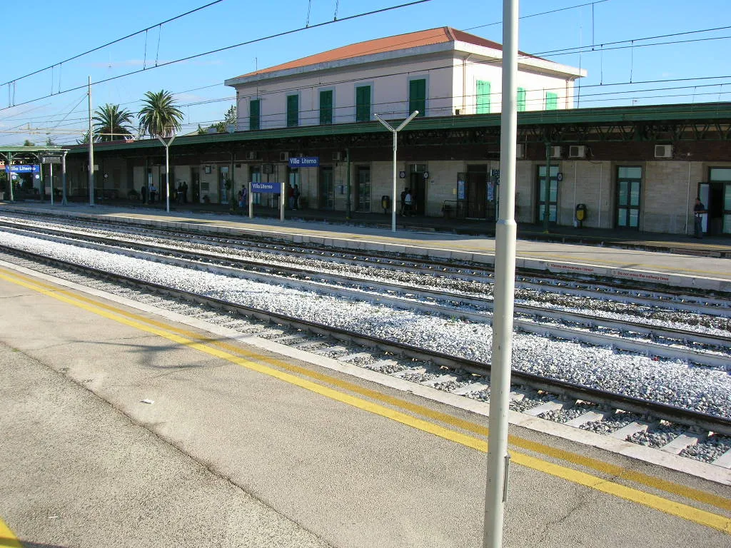 Photo showing: Lato binari del fabbricato viaggiatori e piazzale ferroviario della stazione di Villa Literno