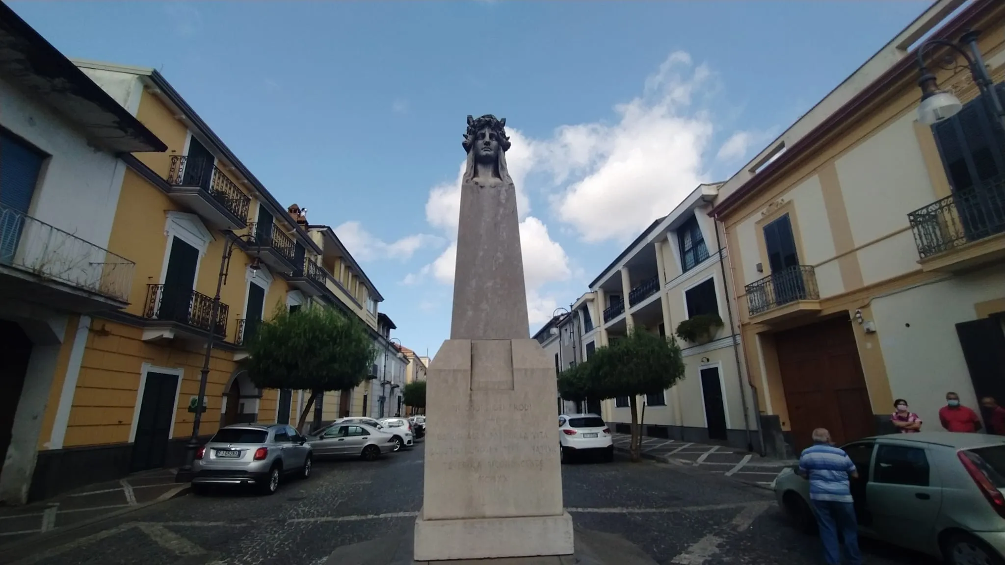 Photo showing: statua della regina in piazza cavour