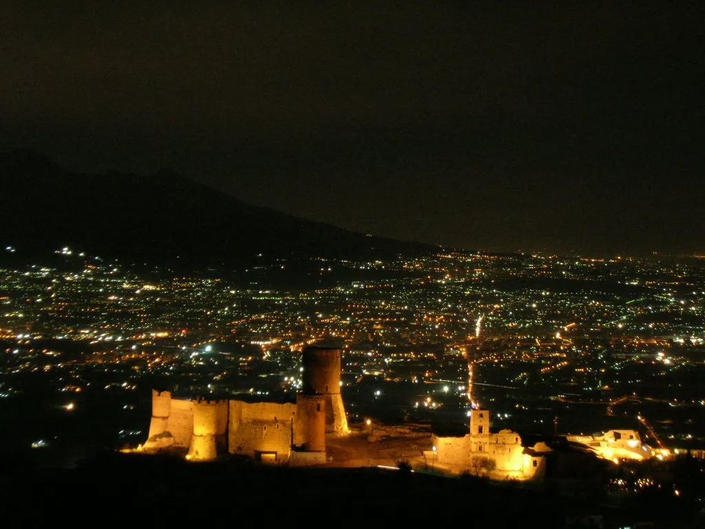 Photo showing: Veduta notturna del castello di Lettere