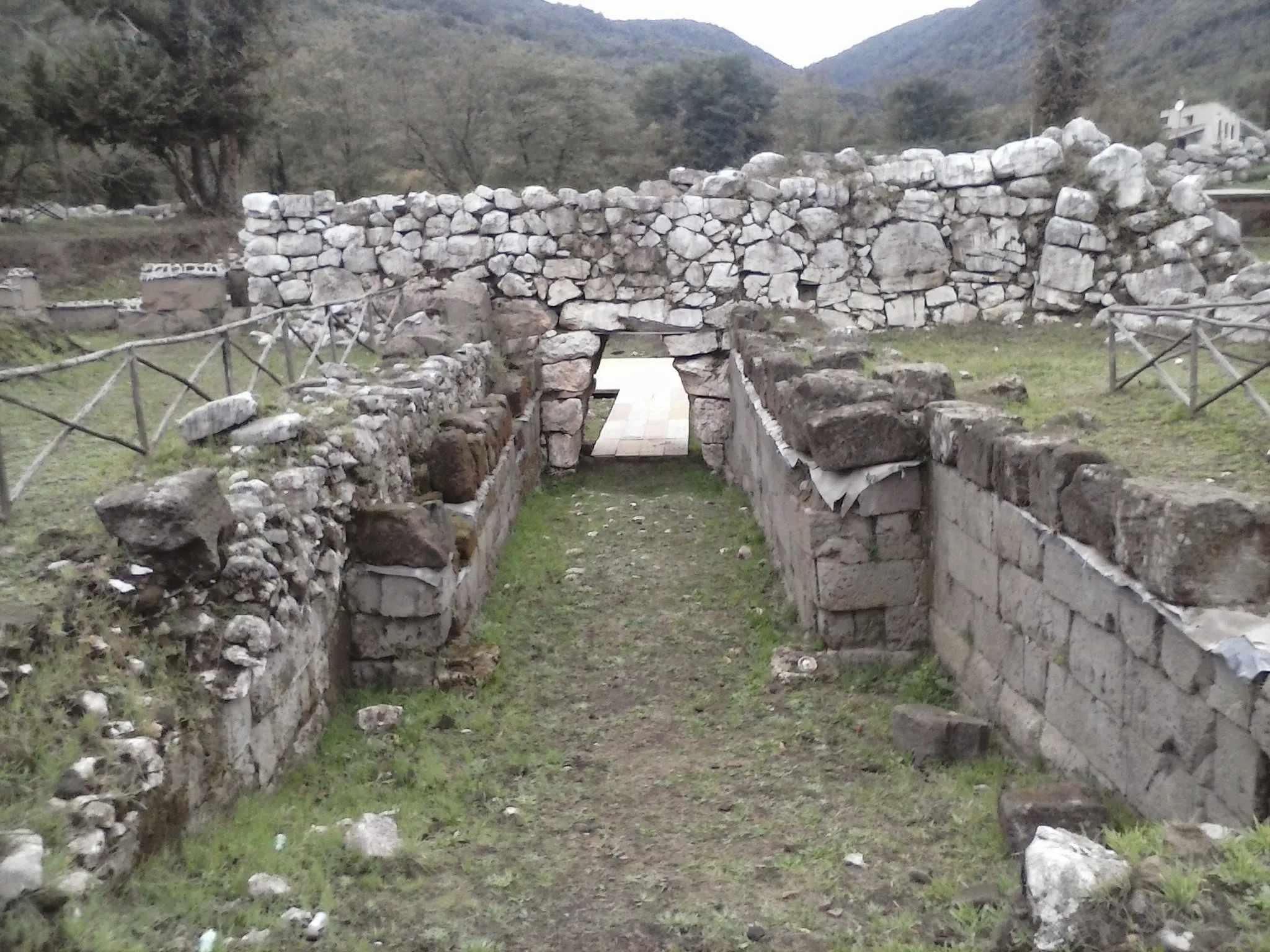 Photo showing: Porta megalitica presente nel sito archeologico di Trebula Balliensis (Treglia di Pontelatone (CE), Italia).