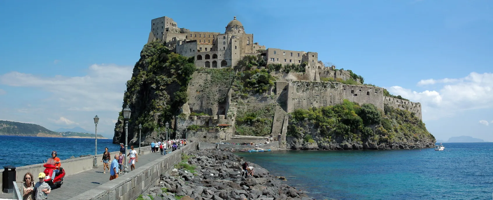Photo showing: Castello Aragonese von Ischia, links Vesuvio, rechts Capri