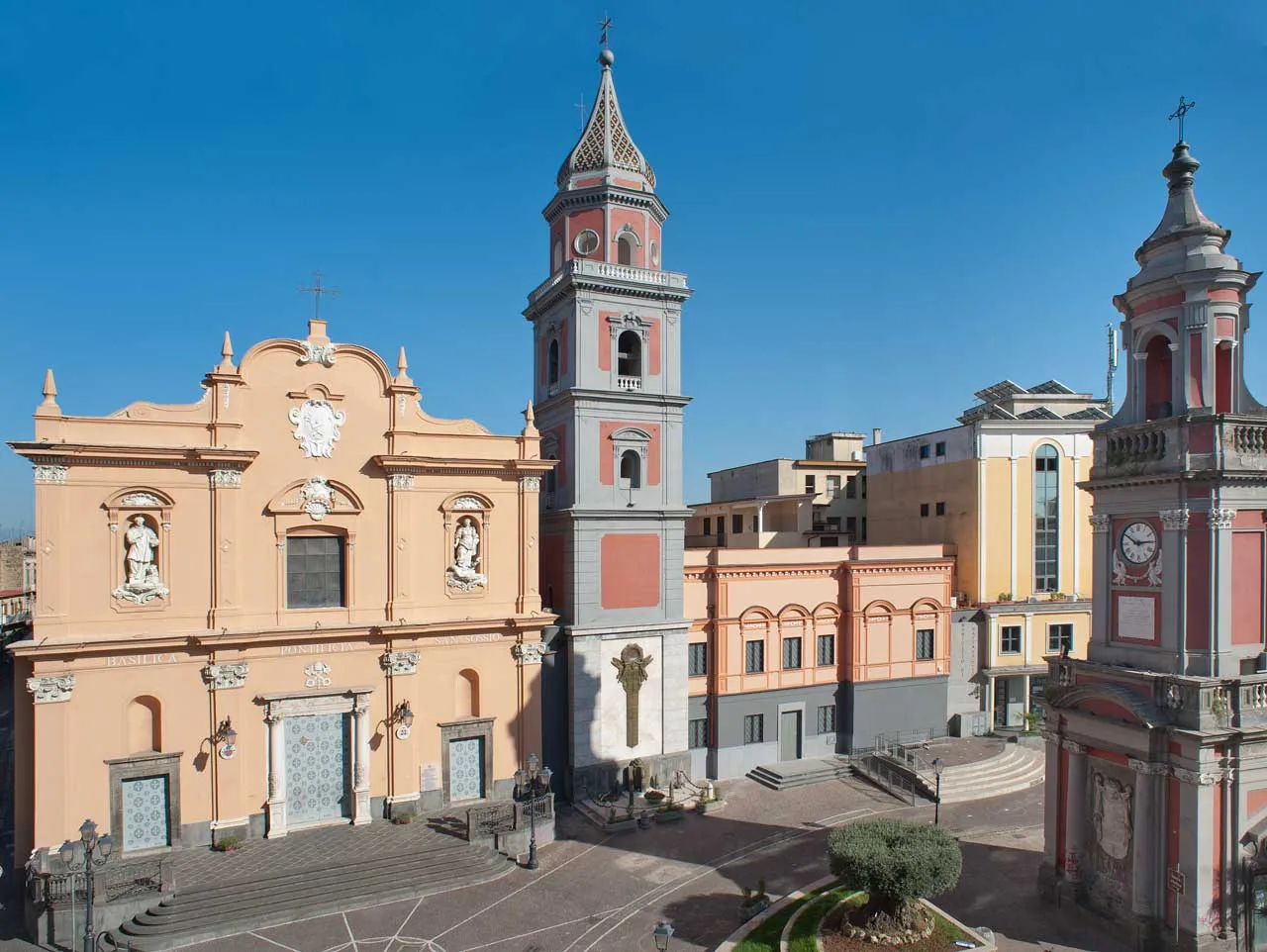 Photo showing: Piazza Umberto I a Frattamaggiore: Basilica di San Sossio, campanile, Pinacoteca Sansossiana, municipio e torre civica.