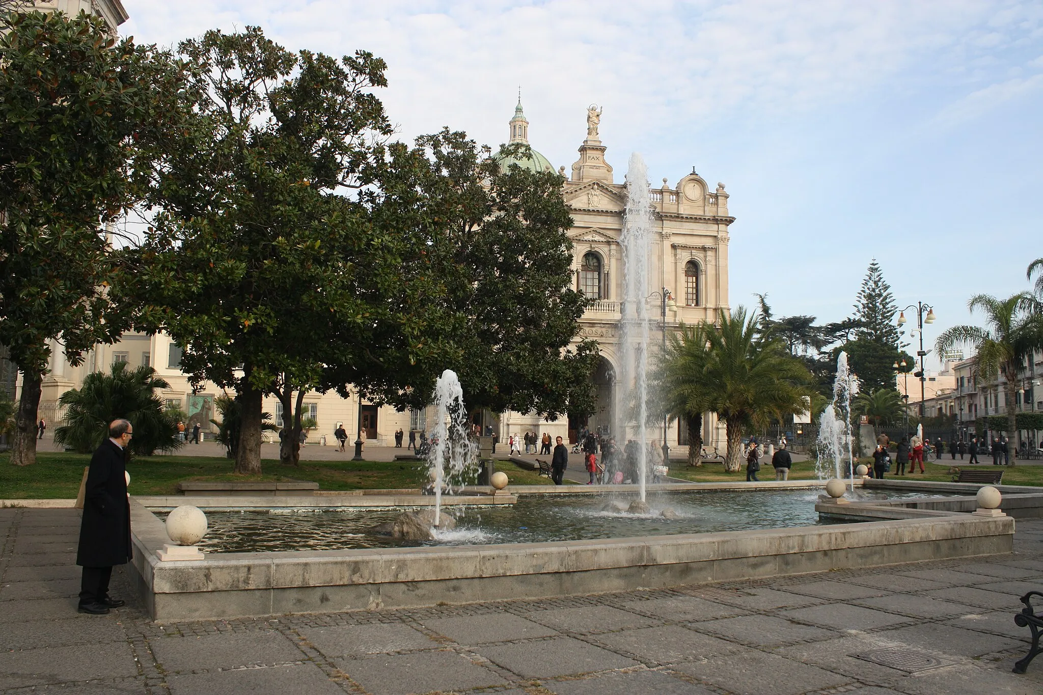 Photo showing: Fontana in piazza Bartolo Longo, davanti al santuario della Beata Vergine del Rosario di Pompei.