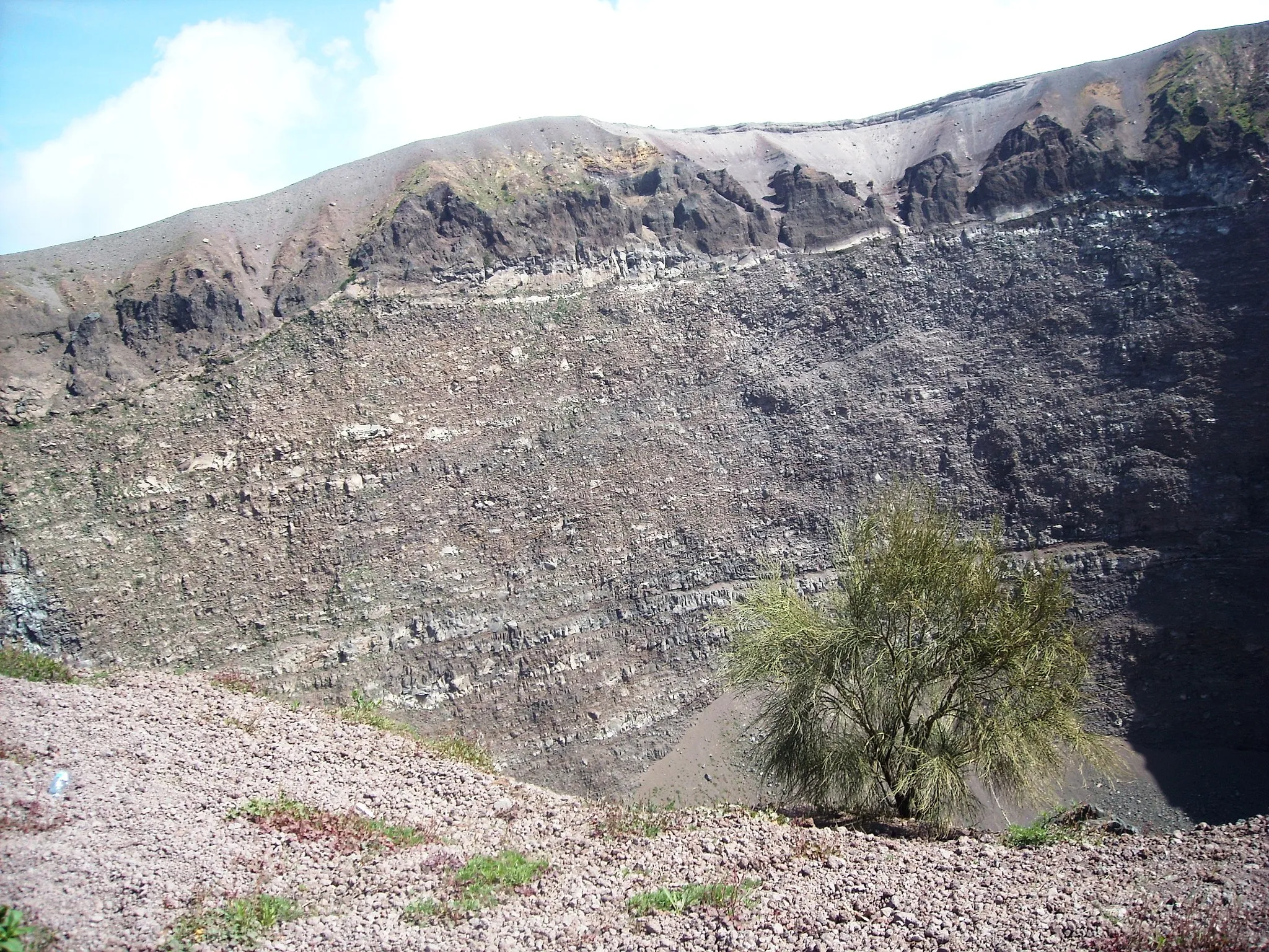 Photo showing: The crater of Mt. Vesuvius