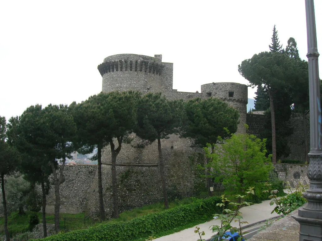 Photo showing: The castle at Castellammare, a hereditary lordship held by Richard jure uxoris (in right of his wife) in the Campania.